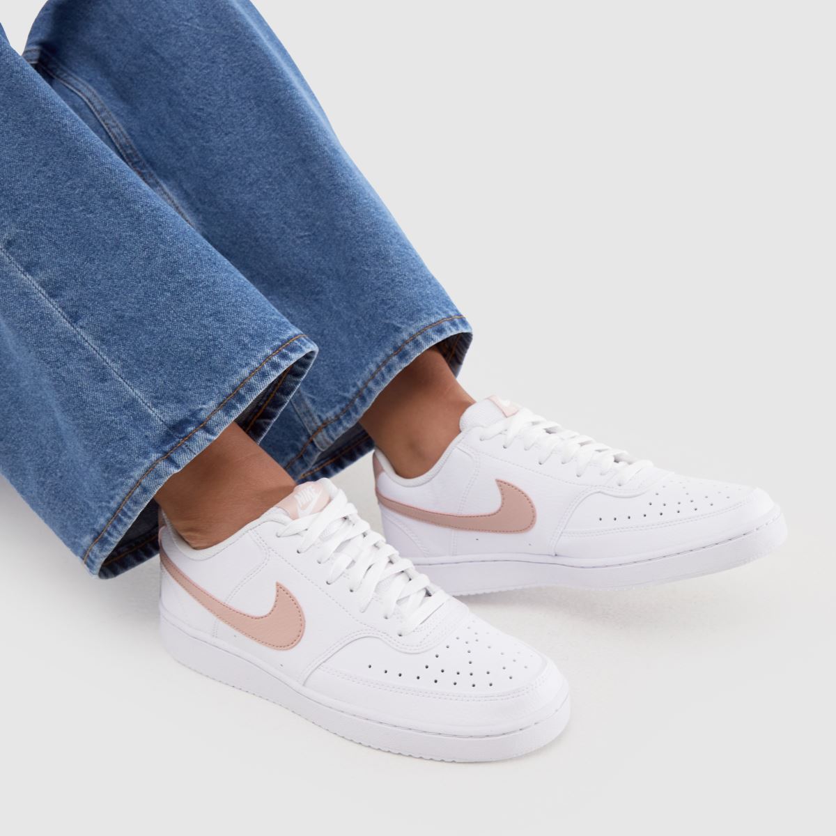 Nike Court Vision Next Nature – Vita och rosa träningsskor
