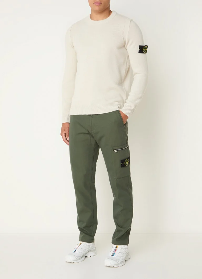 Pantaloni Stone Island 32503 slim fit, cu logo și buzunare cu fermoar.