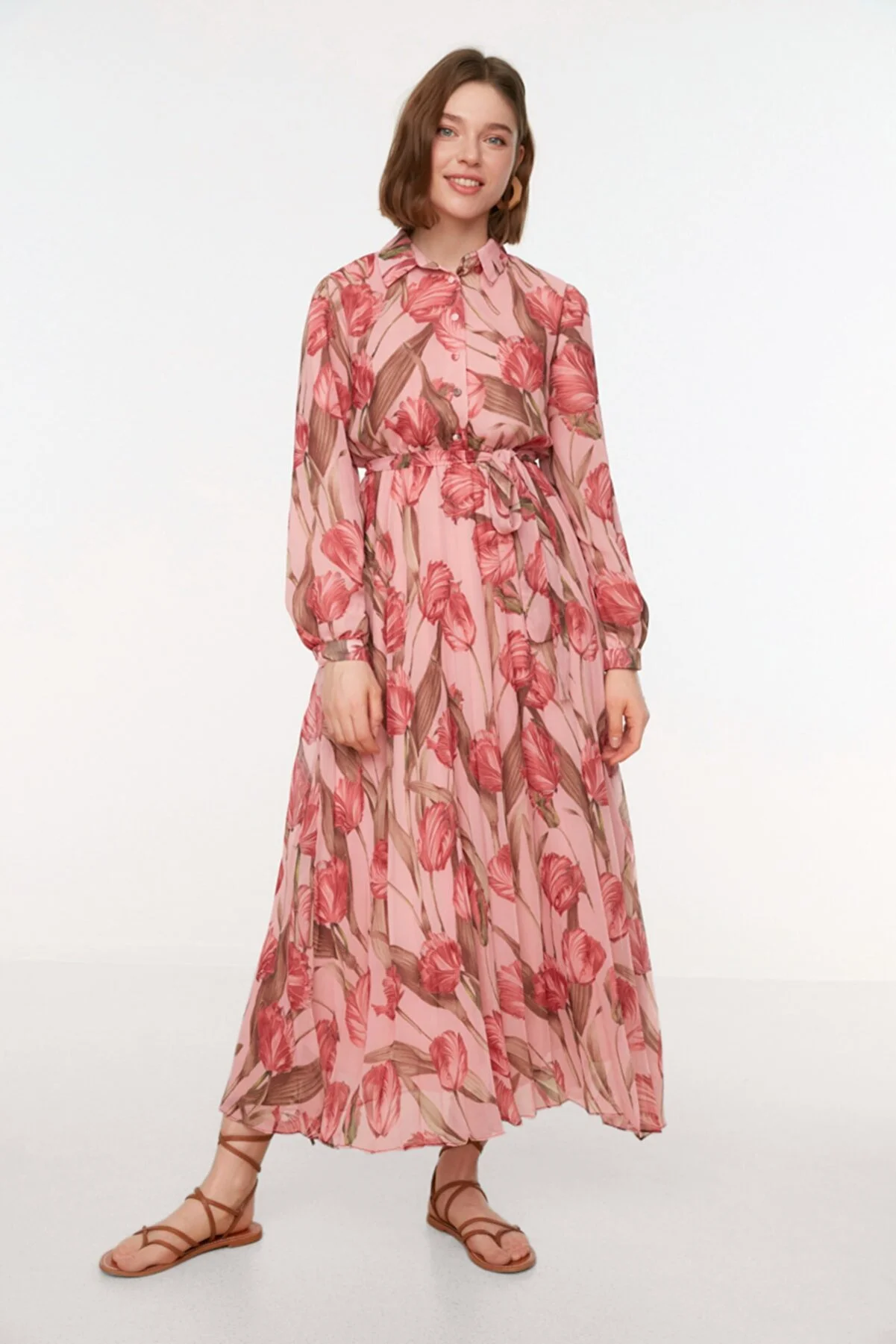 Trendyol Modest  Rosa Kleid aus gewebtem Chiffon mit Hemdkragen und Blumendruck, Gürtel, Futter TCTSS22EB0035