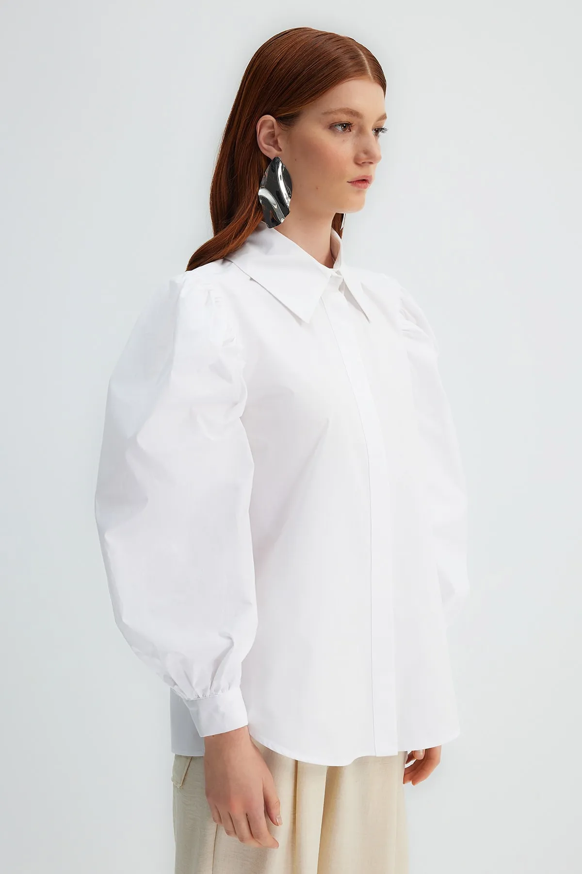 Trendyol Modest  X Kevser Sarıoglu Weißes Hemd mit großem Kragen und Ballonärmeln aus 100 % gewebter Baumwollpopeline TCLSS23TG00008