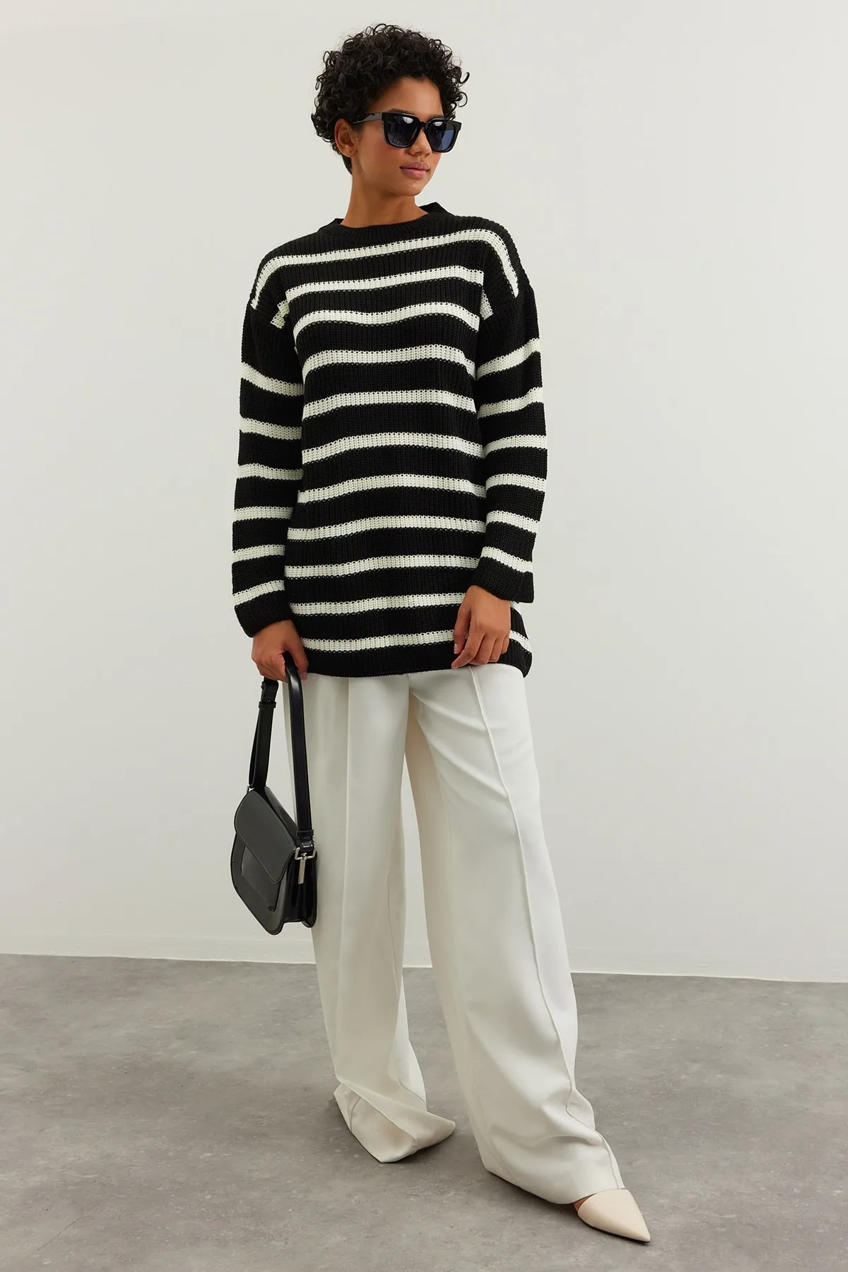 Trendyol Modest  Schwarz gestreifter Thessaloniki-Strickpullover TCTAW24AK00000