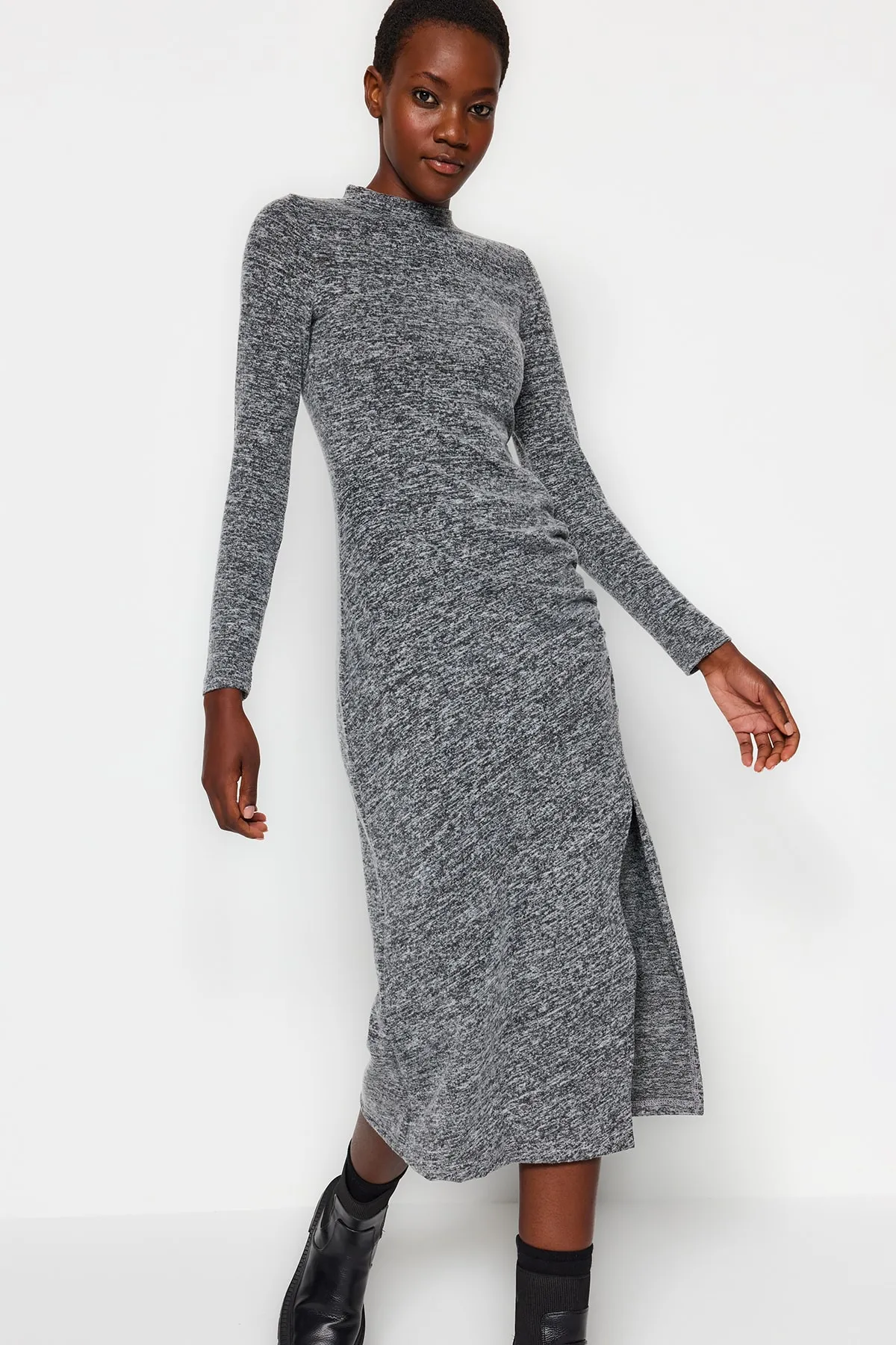 Trendyol Collection  Anthrazitfarbenes, weiches, figurbetontes Strickkleid in Midi-Länge mit Rundhalsausschnitt, Schlitz und Raffung TWOAW24EL00246