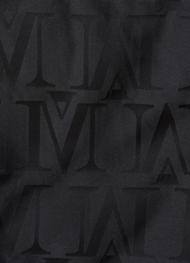 Claudia Sträter Topattu takki hupulla ja logopainatuksella