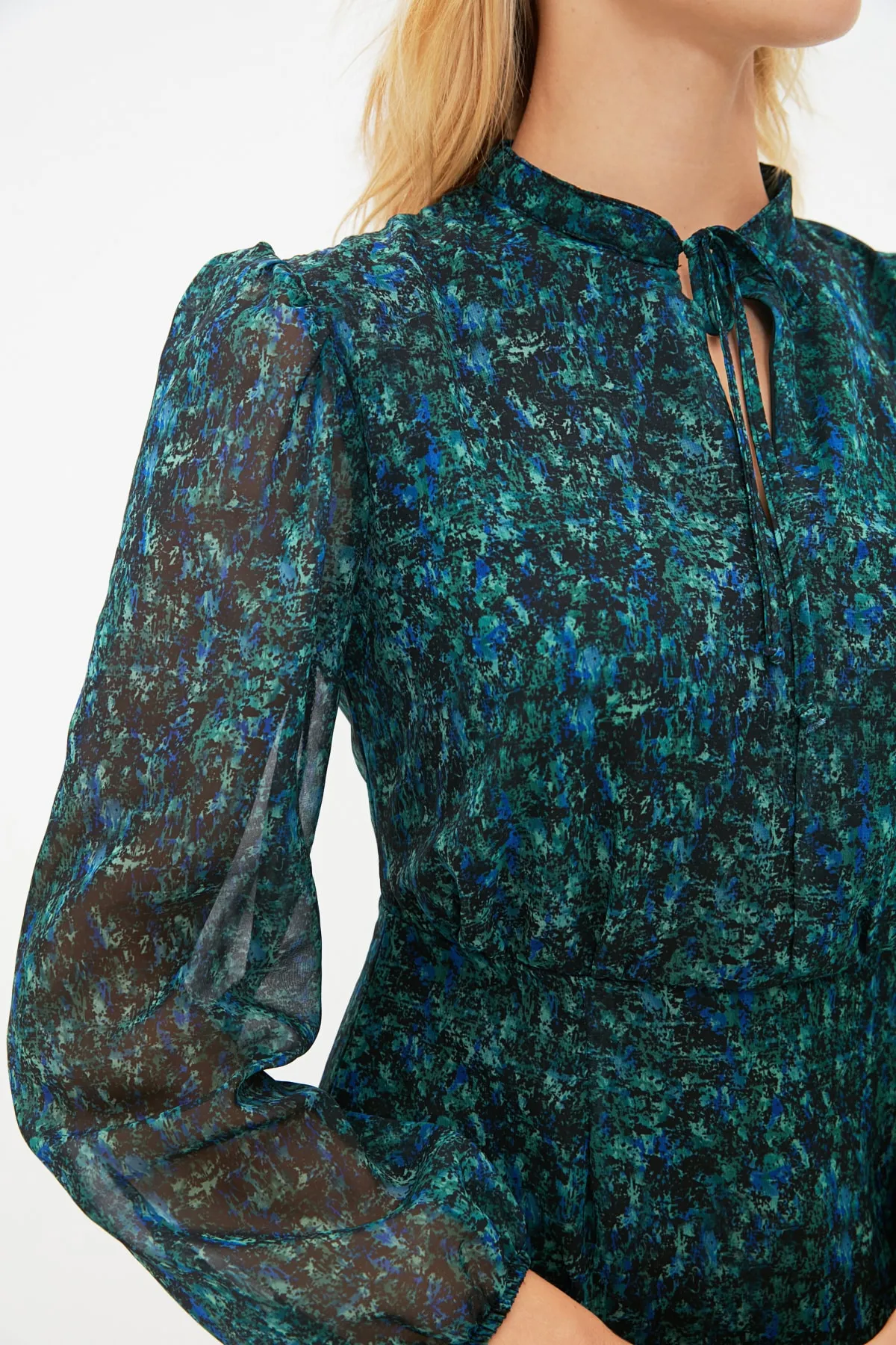 Trendyol Collection  Grünes A-Linien-Minikleid aus Webstoff mit gefüttertem Kragen und gebundenem Volant TWOAW21EL1442