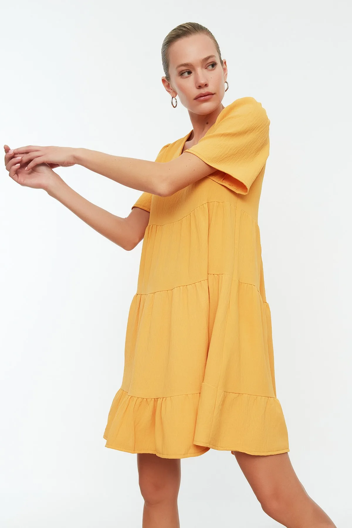 Trendyol Collection  Senffarbenes, weit geschnittenes, gewebtes Kleid TWOSS20EL0400