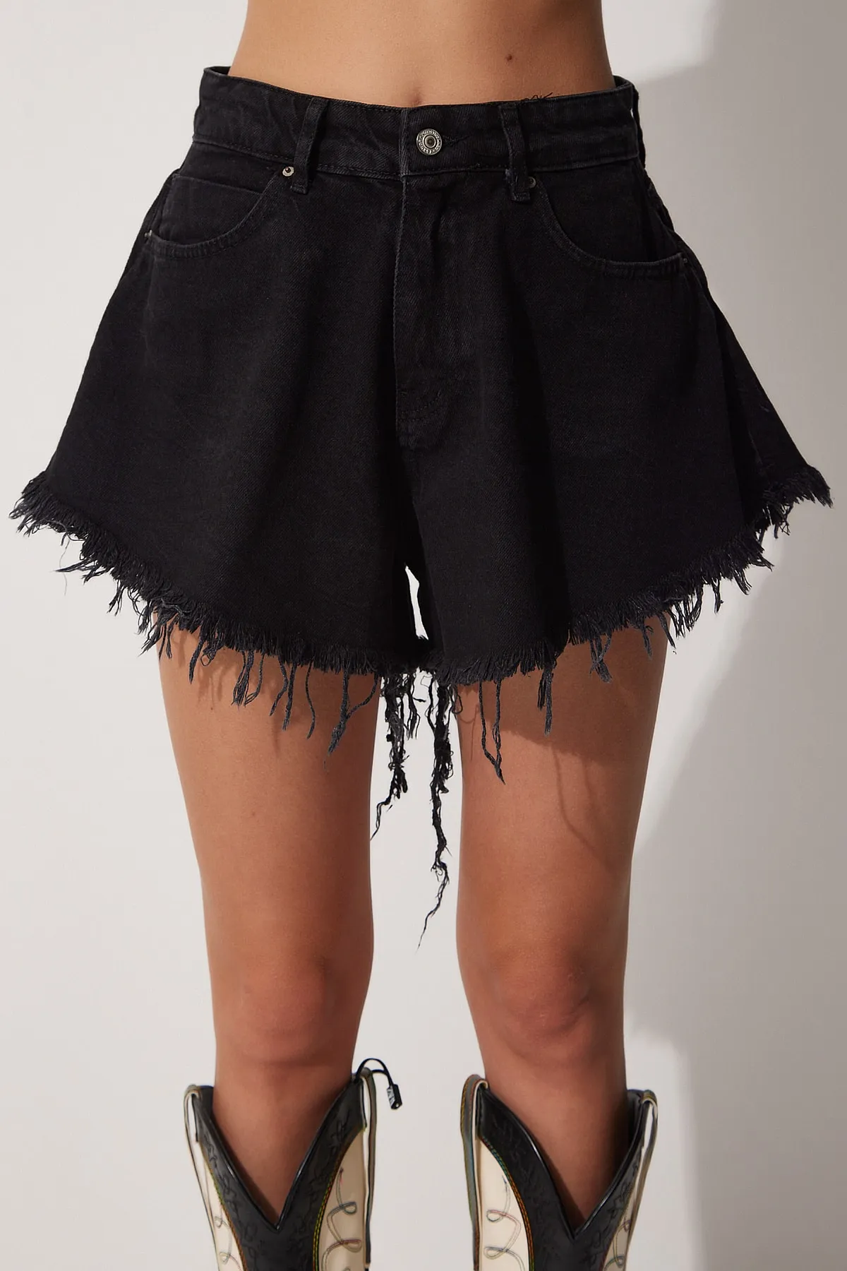 Happiness İstanbul  Schwarze Jeans-Shorts mit hoher Taille und Quasten für Damen OK00035