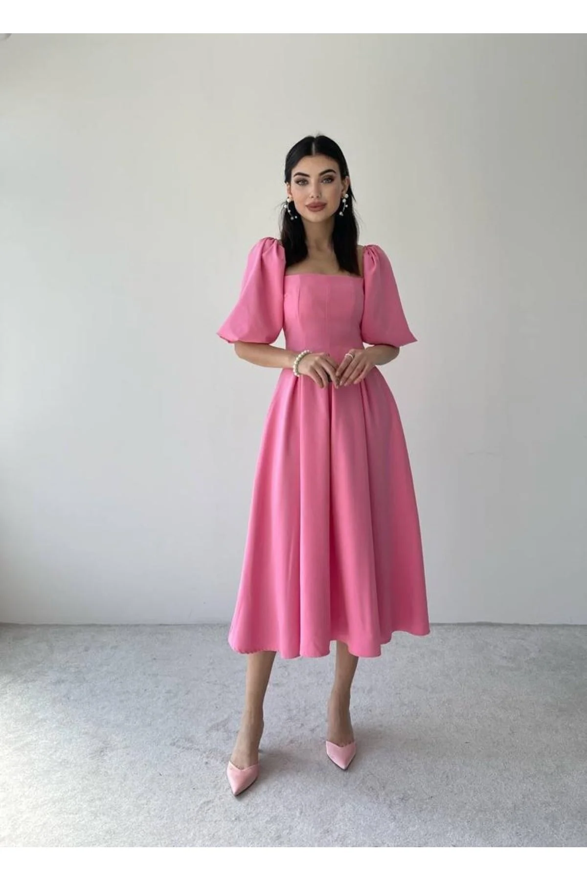 Daem Butik  Rosafarbenes Midikleid mit eckigem Ausschnitt, Ballonärmeln und Rüschenfutter für Damen