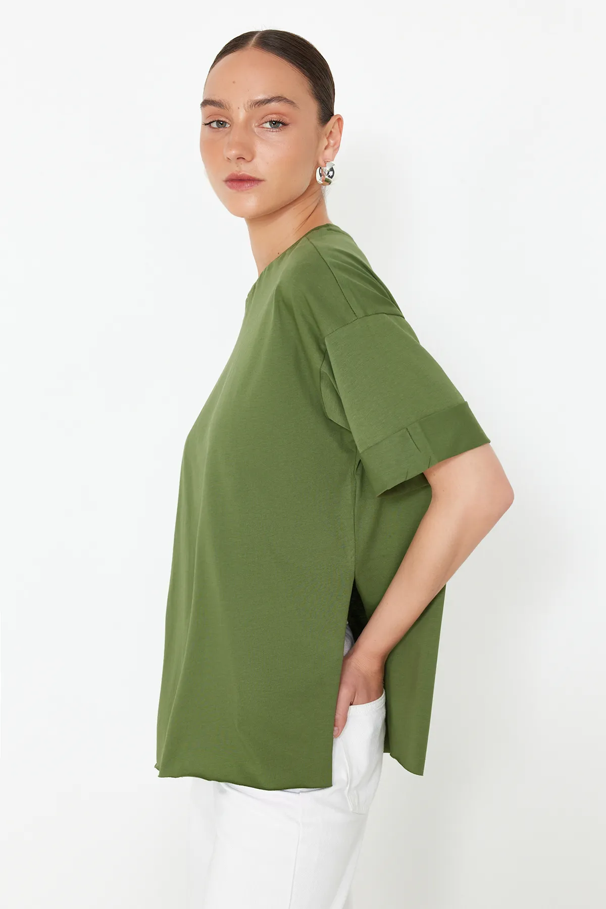 Trendyol Collection  Khakifarbenes, asymmetrisches Boyfriend-Strick-T-Shirt aus 100 % Baumwolle mit zwei Ärmeln TWOSS20TS0828