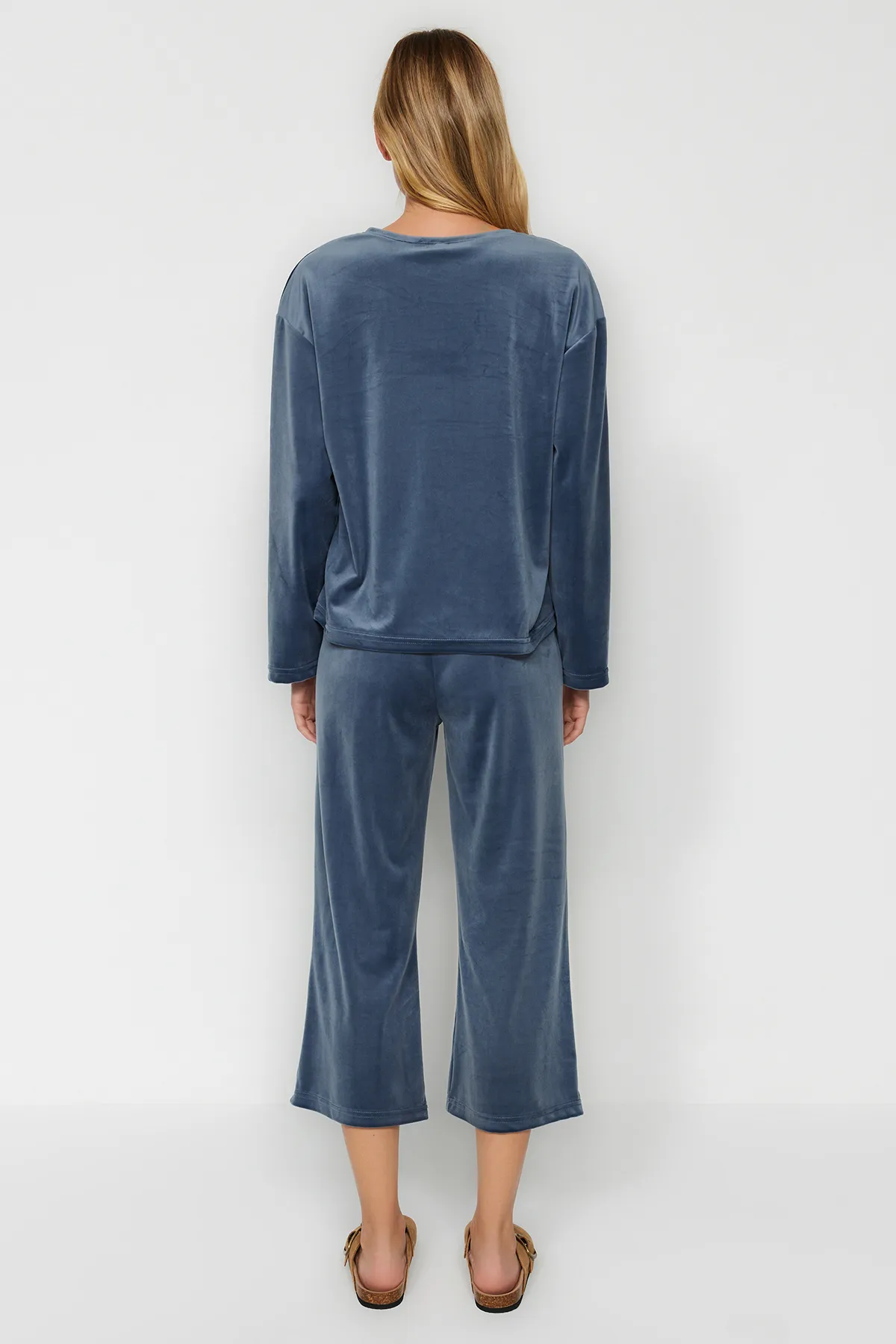 Trendyol Collection  Blaues, weiches T-Shirt-Capri-Pyjama-Set aus Samt THMAW24PT00165
