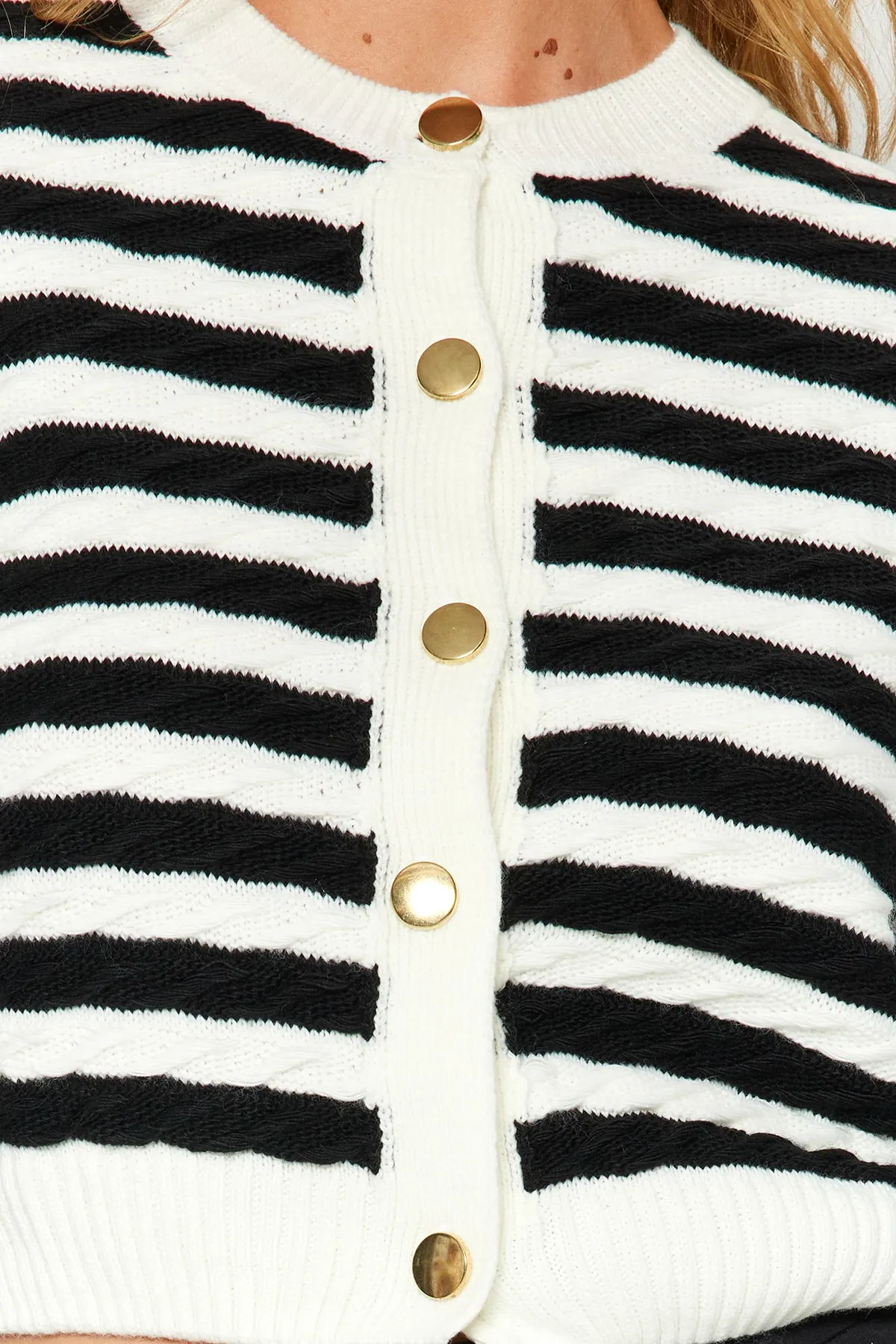 Trendyol Collection  Ecrufarbene, kurze Strickjacke mit Streifenmuster TWOAW24HI00293