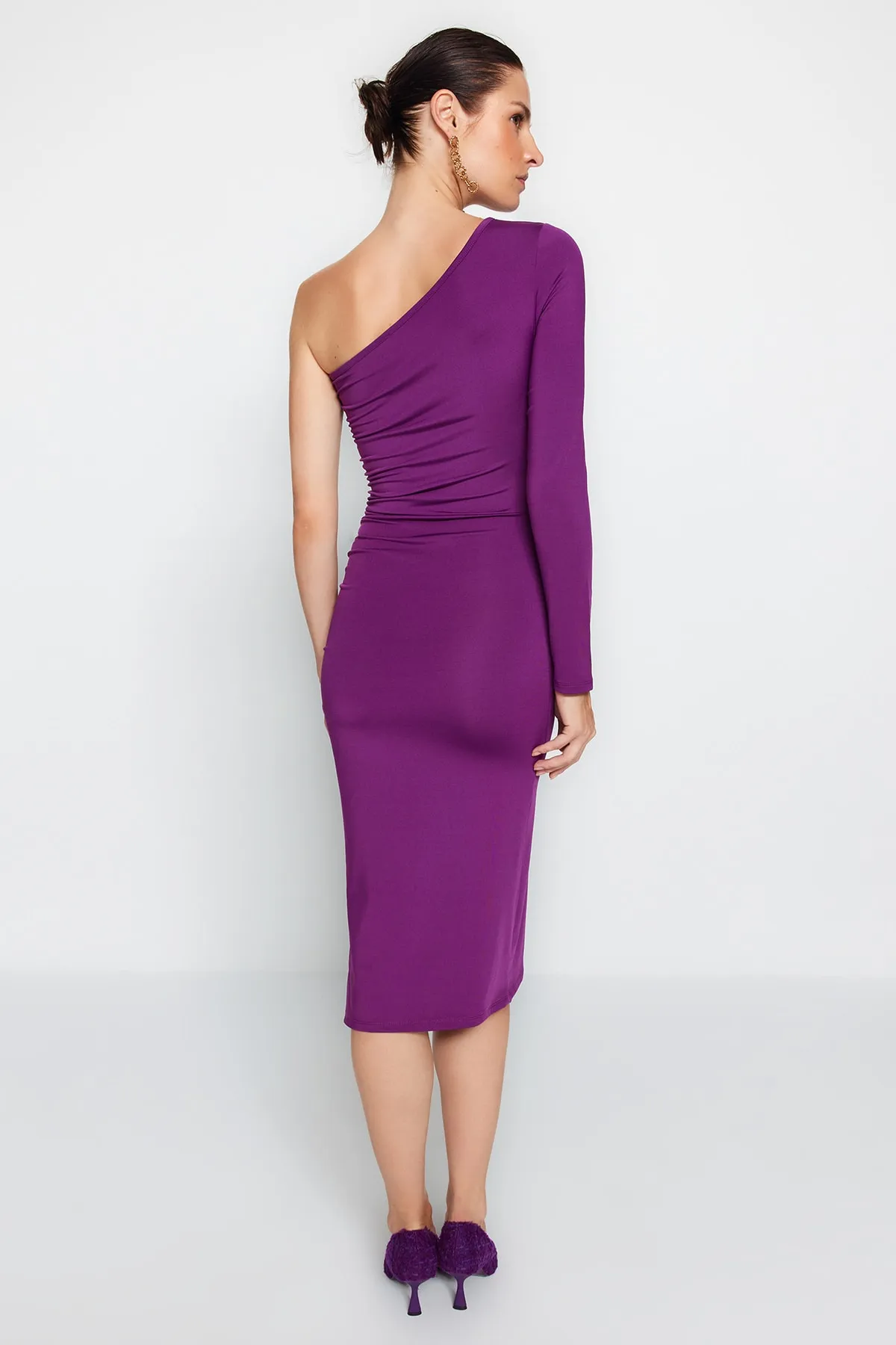 Trendyol Collection  Lilafarbenes Midi-Strickkleid mit asymmetrischem Kragen und einem Ärmel, gerafft und figurbetont TWOAW24EL00172