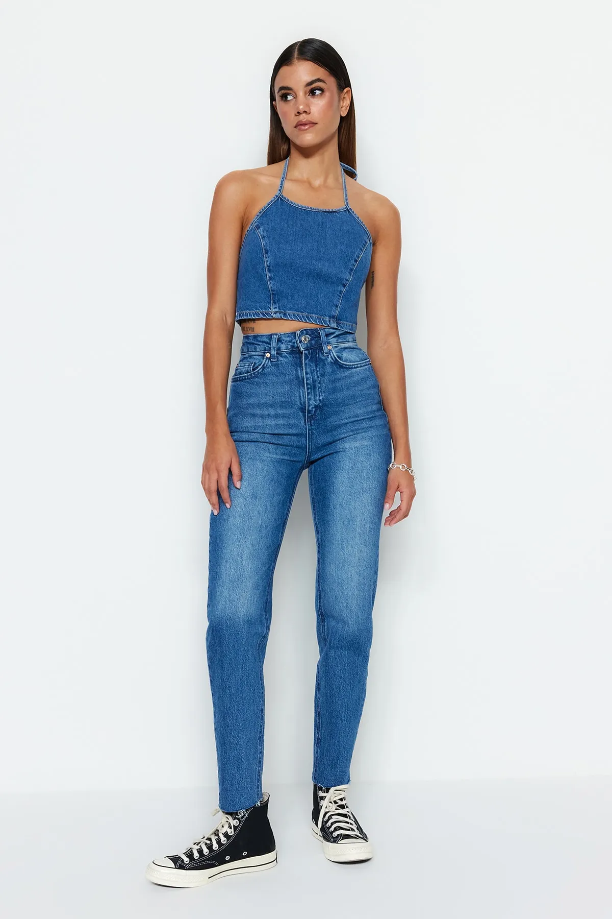 Trendyol Collection  Blaue Slim-Mom-Jeans mit hoher Taille TWOSS23JE00094