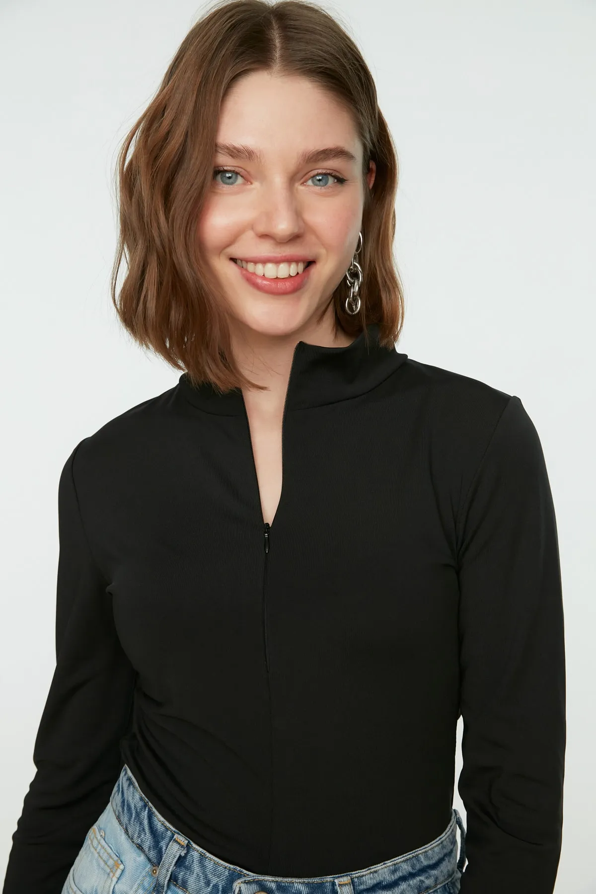 Trendyol Collection  Schwarzer Strickbody mit Stehkragen und Reißverschluss und langen Ärmeln sowie flexiblem Druckknopf TWOAW21BD0070
