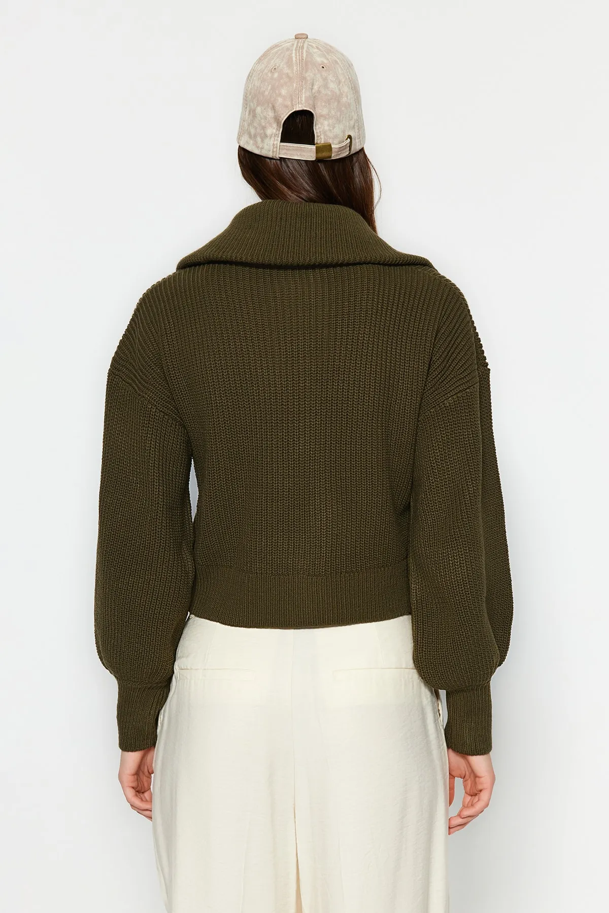 Trendyol Collection  Khakifarbene, kurze Strickjacke mit Reißverschluss TWOAW23HI00373