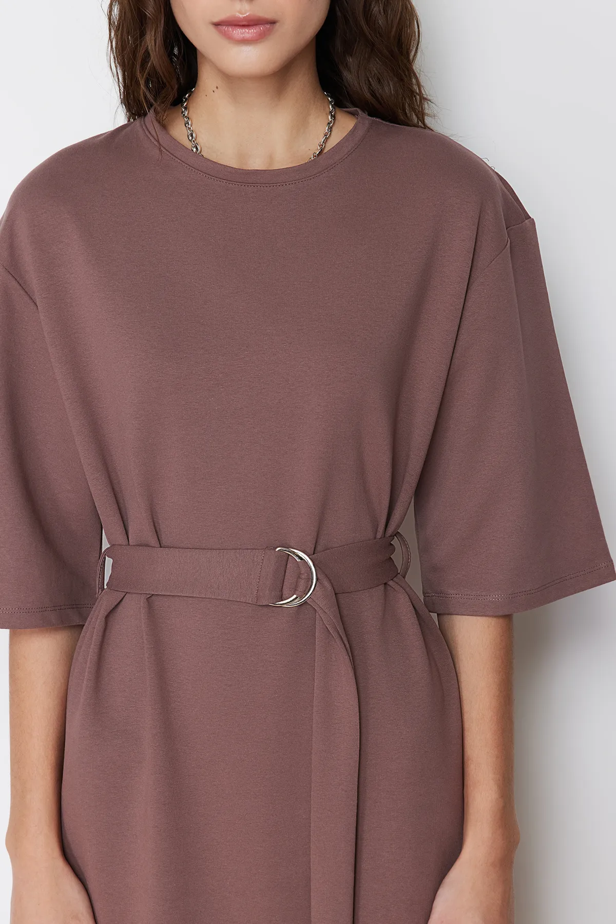 Trendyol Modest  Braunes Strickkleid mit halben Ärmeln und Gürtel TCTSS24EB00108