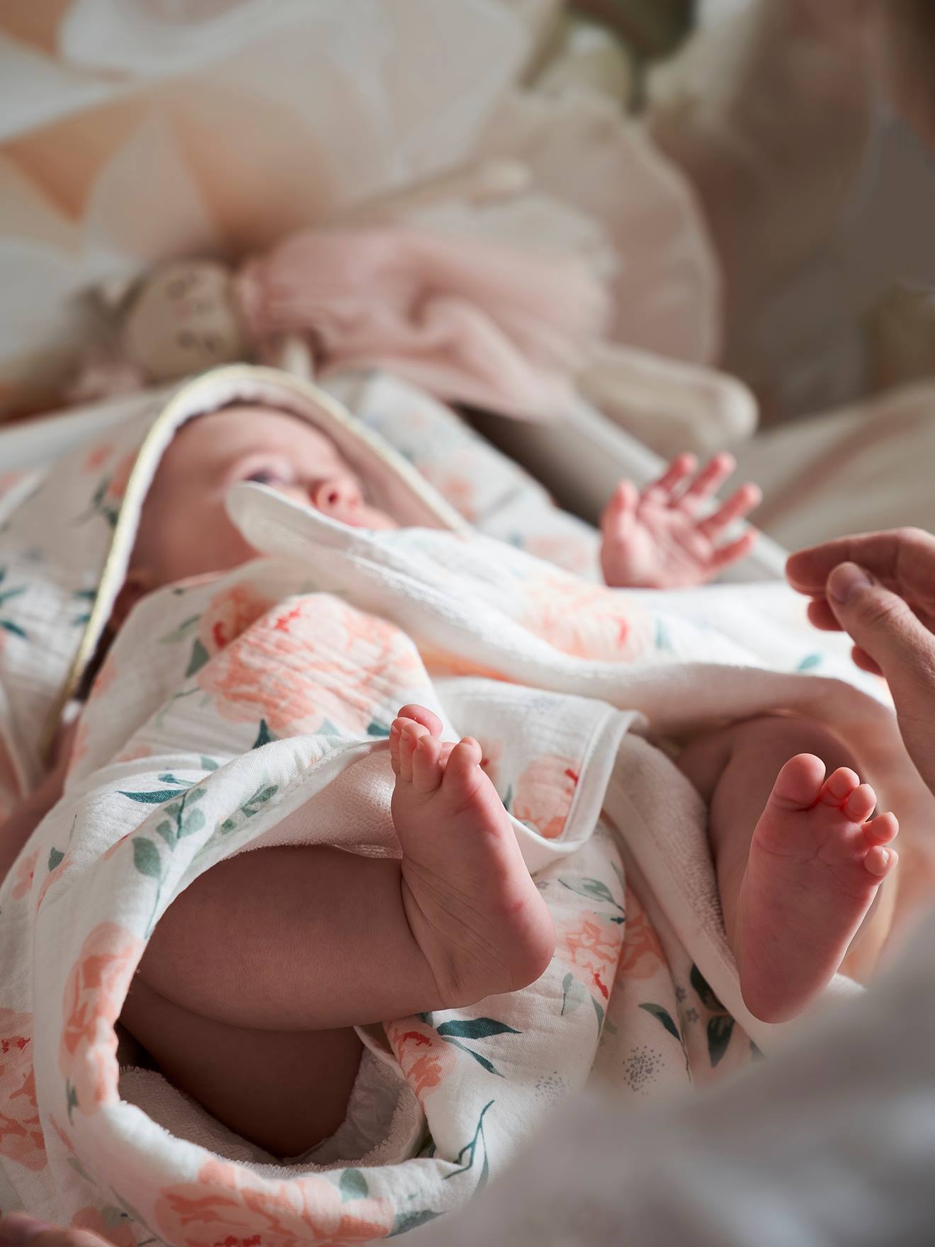 Vertbaudet Baby Kapuzenbadetuch ROSENTRAUM Oeko Tex, personalisierbar - zartrosa/wollweiß geblümt