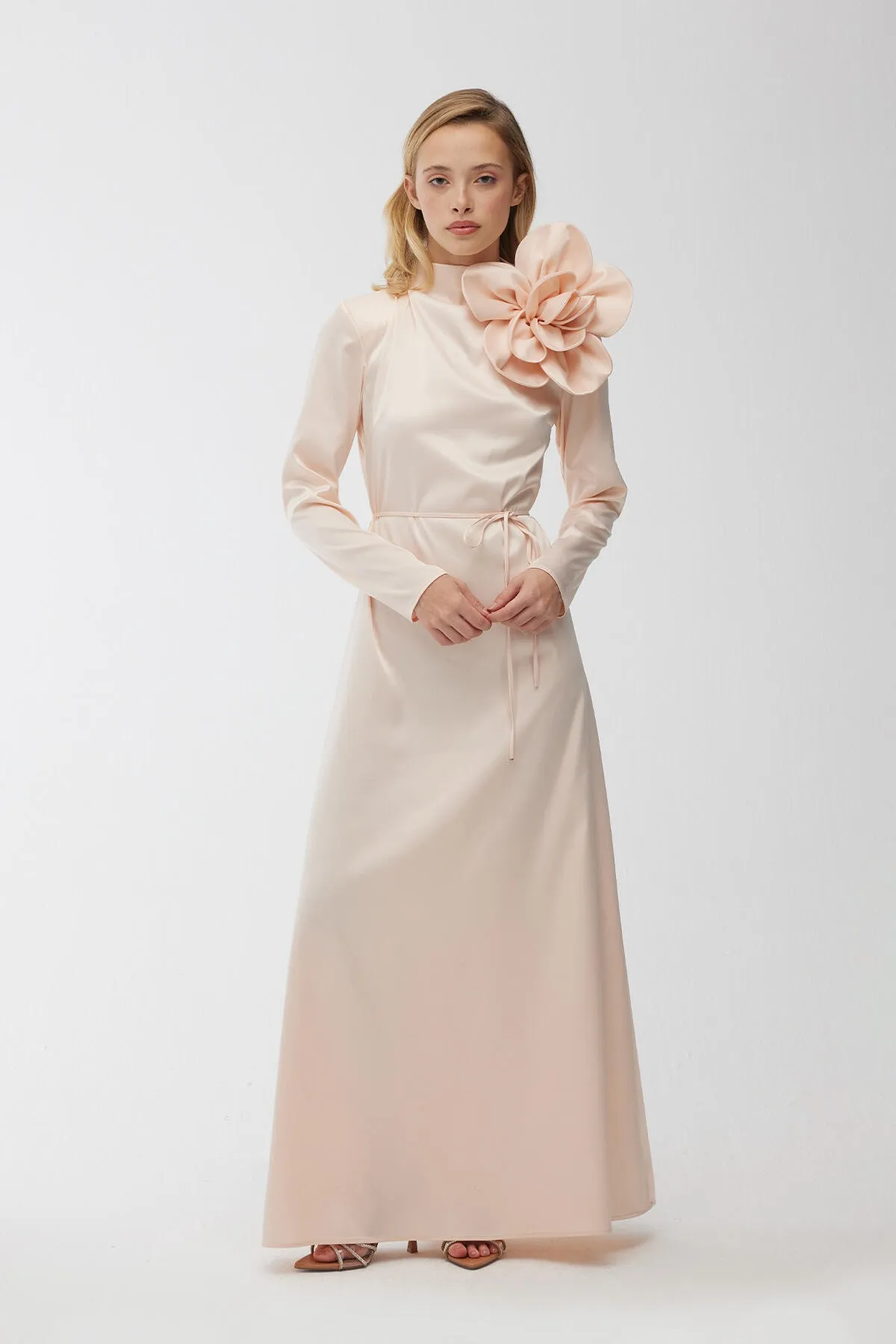 Manuka  Blumendetailliertes Satin-Abendkleid in Puder