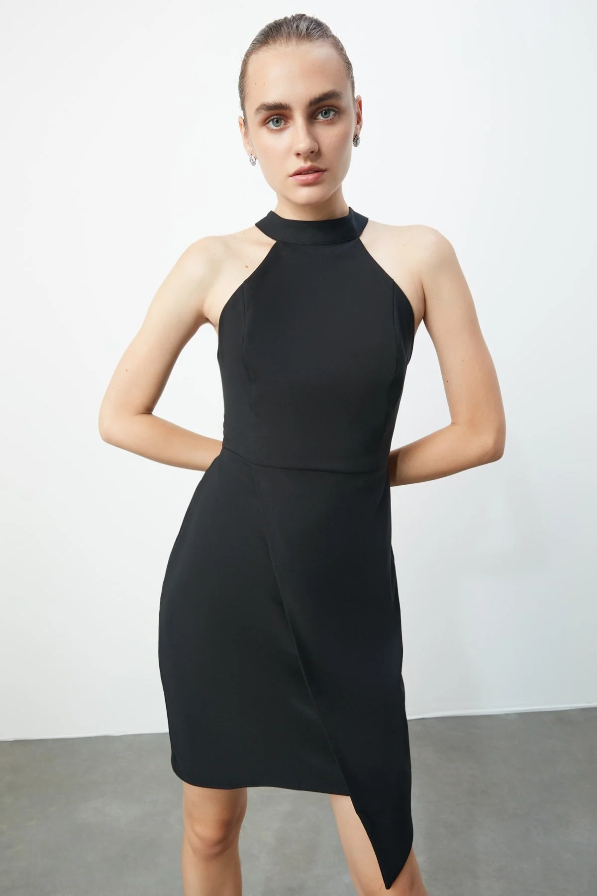 Trendyol Collection  Schwarzes, figurbetontes, gefüttertes, elegantes Abendkleid TPRAW19BB0007