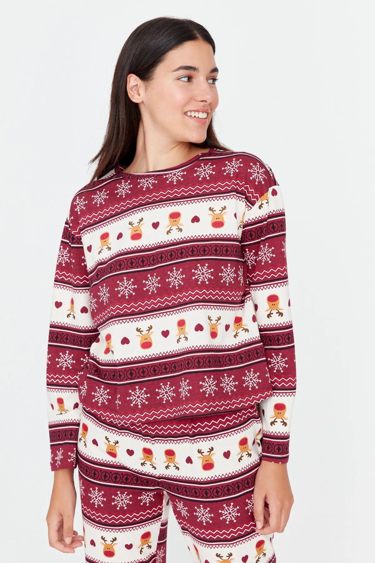 Trendyol Collection  Mehrfarbiges, gemustertes Strick-Pyjama-Set aus 100 % Baumwolle mit Weihnachtsmotiv THMAW23PT00315