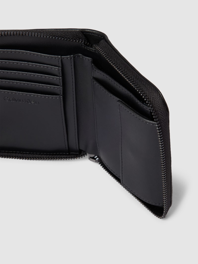 Portemonnaie mit Label-Detail in schwarz