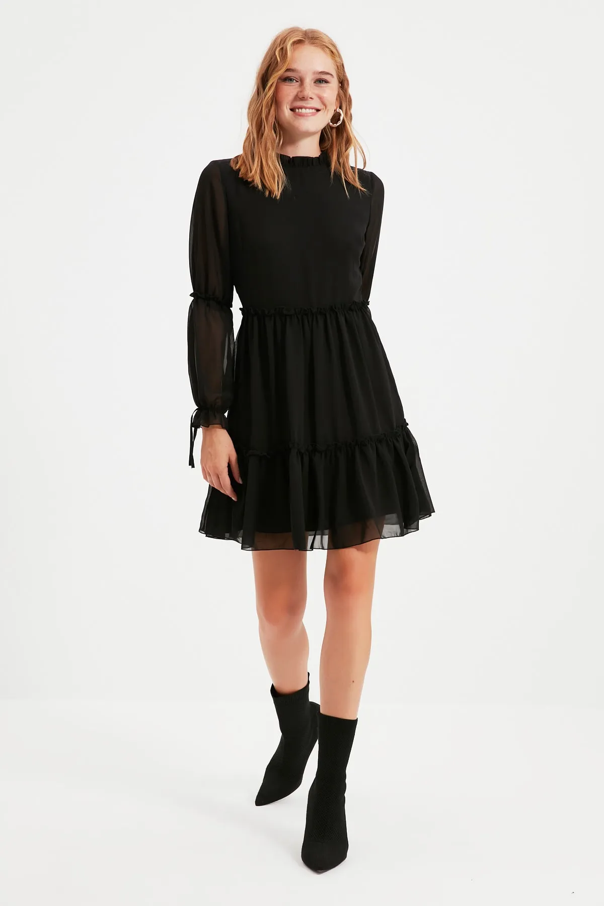 Trendyol Collection  Schwarzes, mit Taillenöffnung versehenes, gerafftes, gefüttertes Mini-Webkleid mit Stehkragen TWOAW20EL0345
