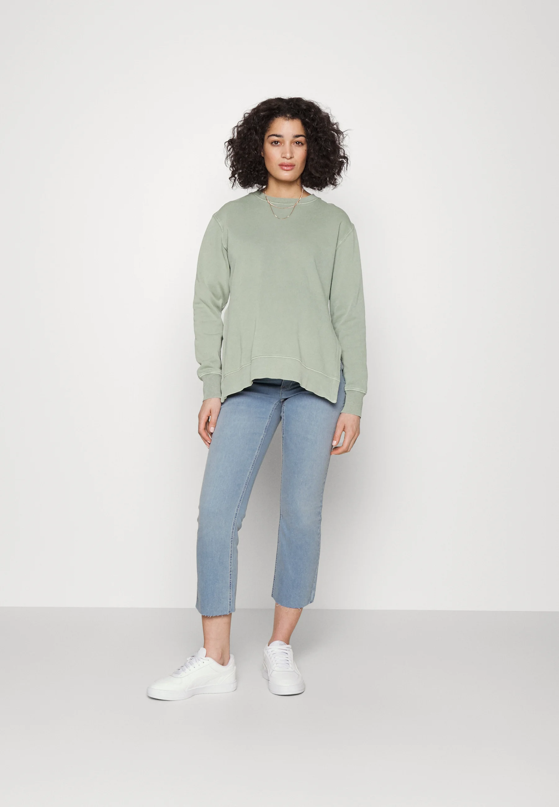 Sudadera clásica de cuello redondo con lavado lateral de Cotton On Maternity