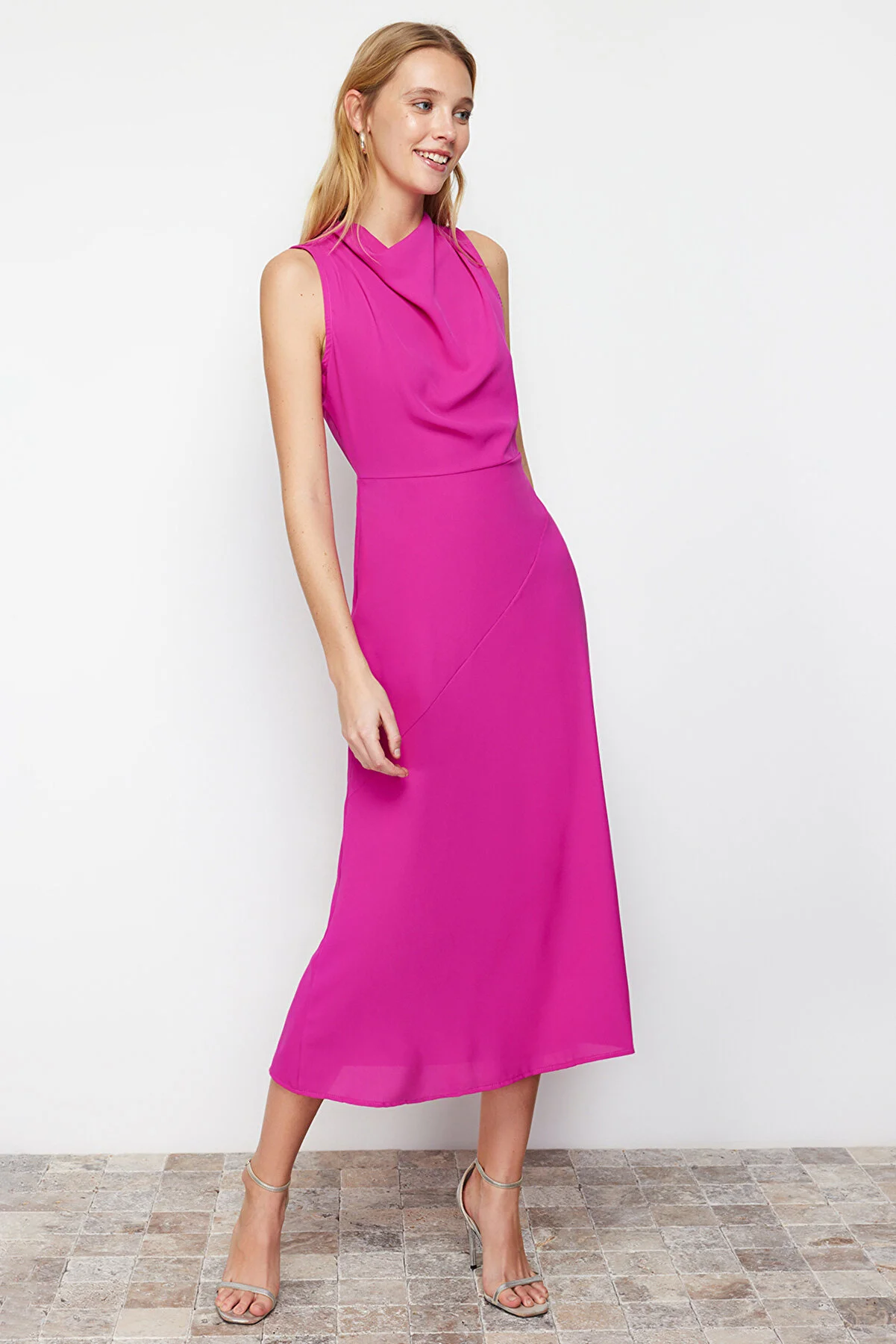 Trendyol Collection  Rosa Volantkragenrock mit Cut-out-Detail, gewebtes Midikleid TWOSS24EL00390
