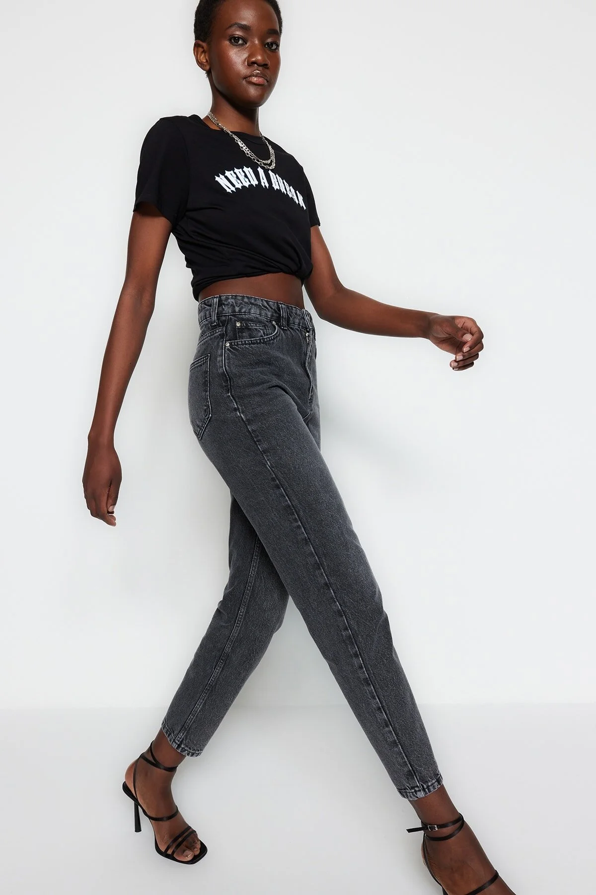 Trendyol Collection  Anthrazitfarbene Mom-Jeans mit hoher Taille TWOSS23JE00085