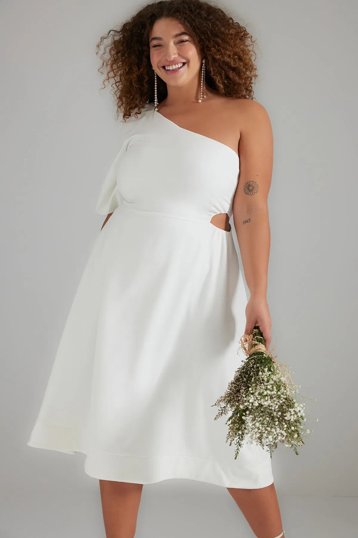 Trendyol Curve  Weißes gewebtes Brautkleid mit einem Ärmel TBBSS23AH00237
