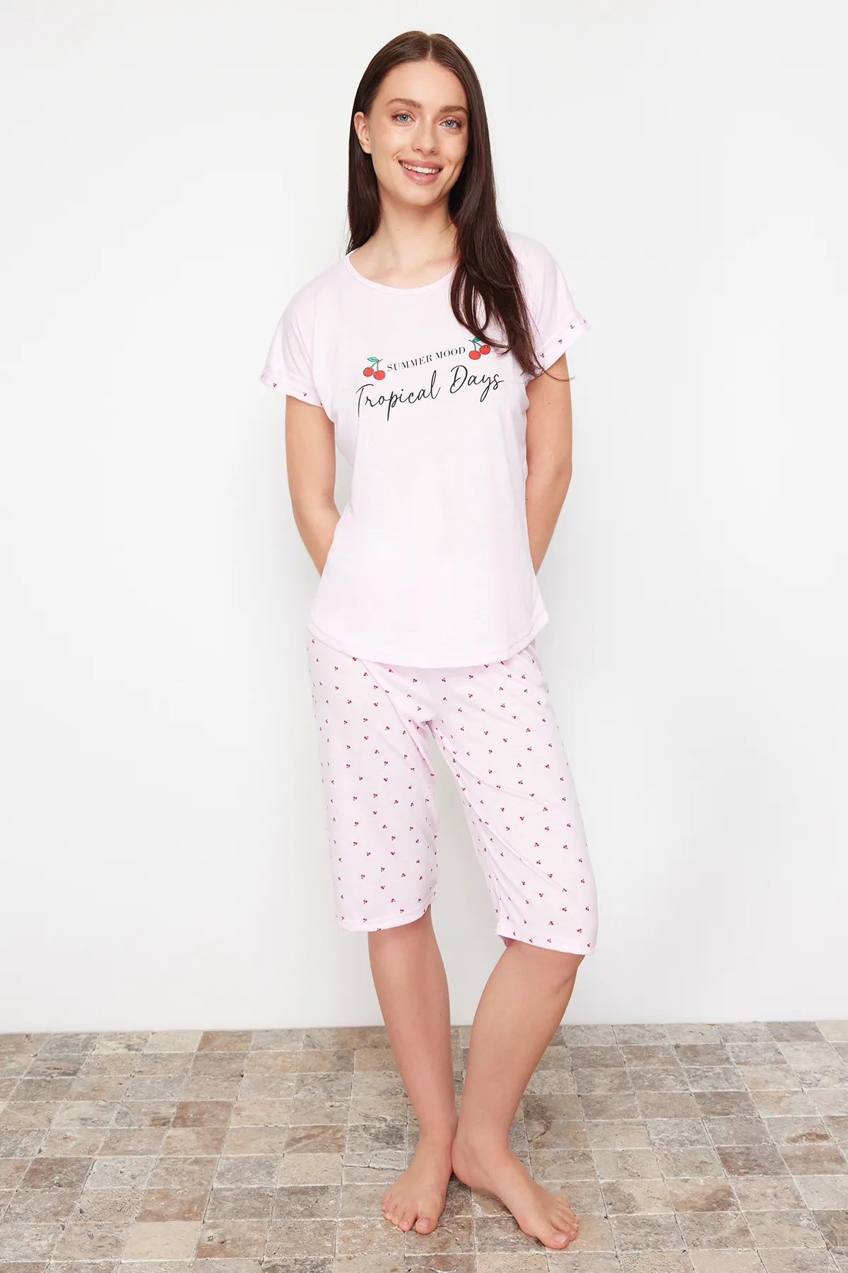 Trendyol Collection  Capri-Strick-Pyjama-Set mit Kirschmuster und Slogan-Aufdruck THMSS24PT00368