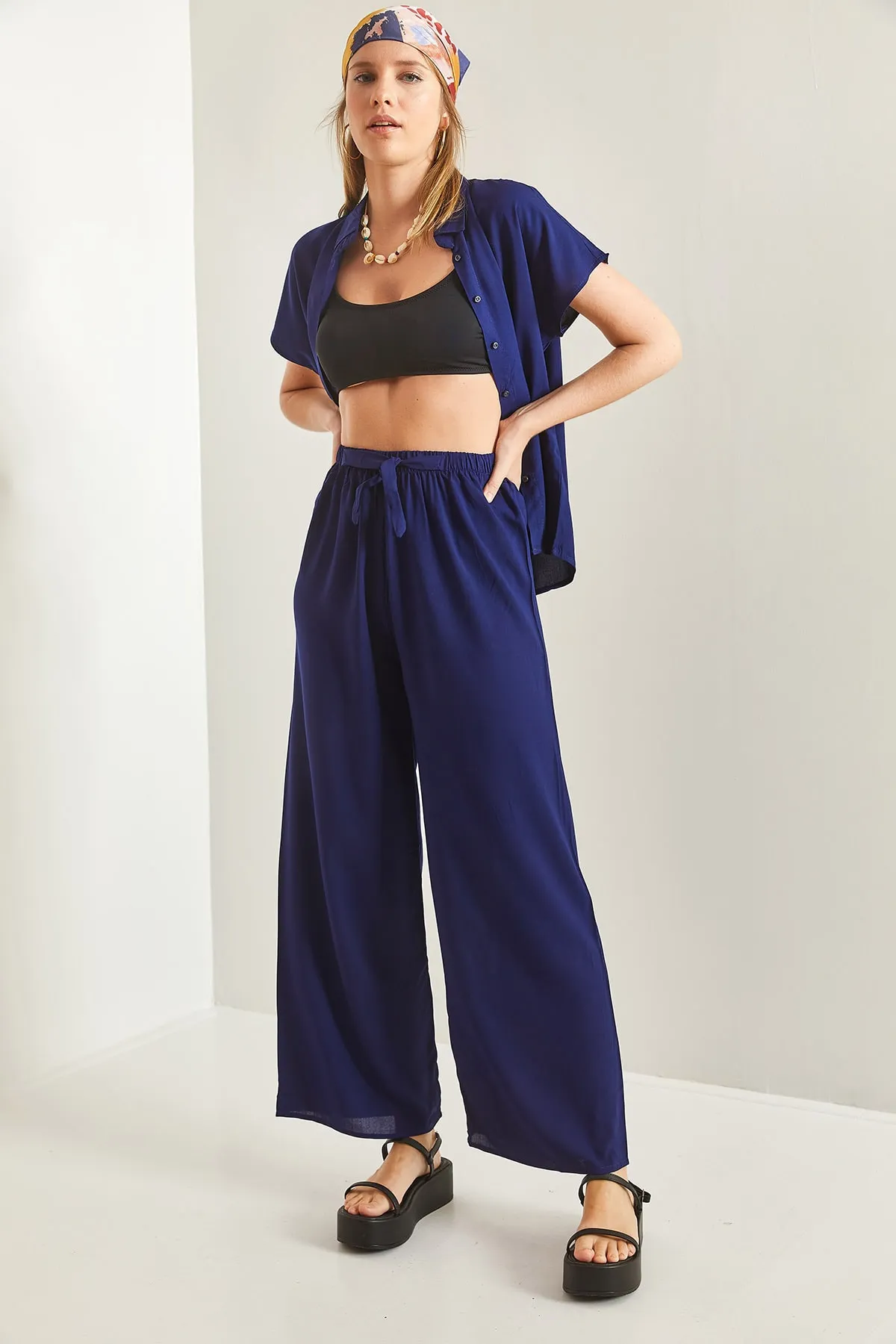 Bianco Lucci  Marineblaue Damenhose aus Viskose mit weitem Bein und Gürtel, 10061050