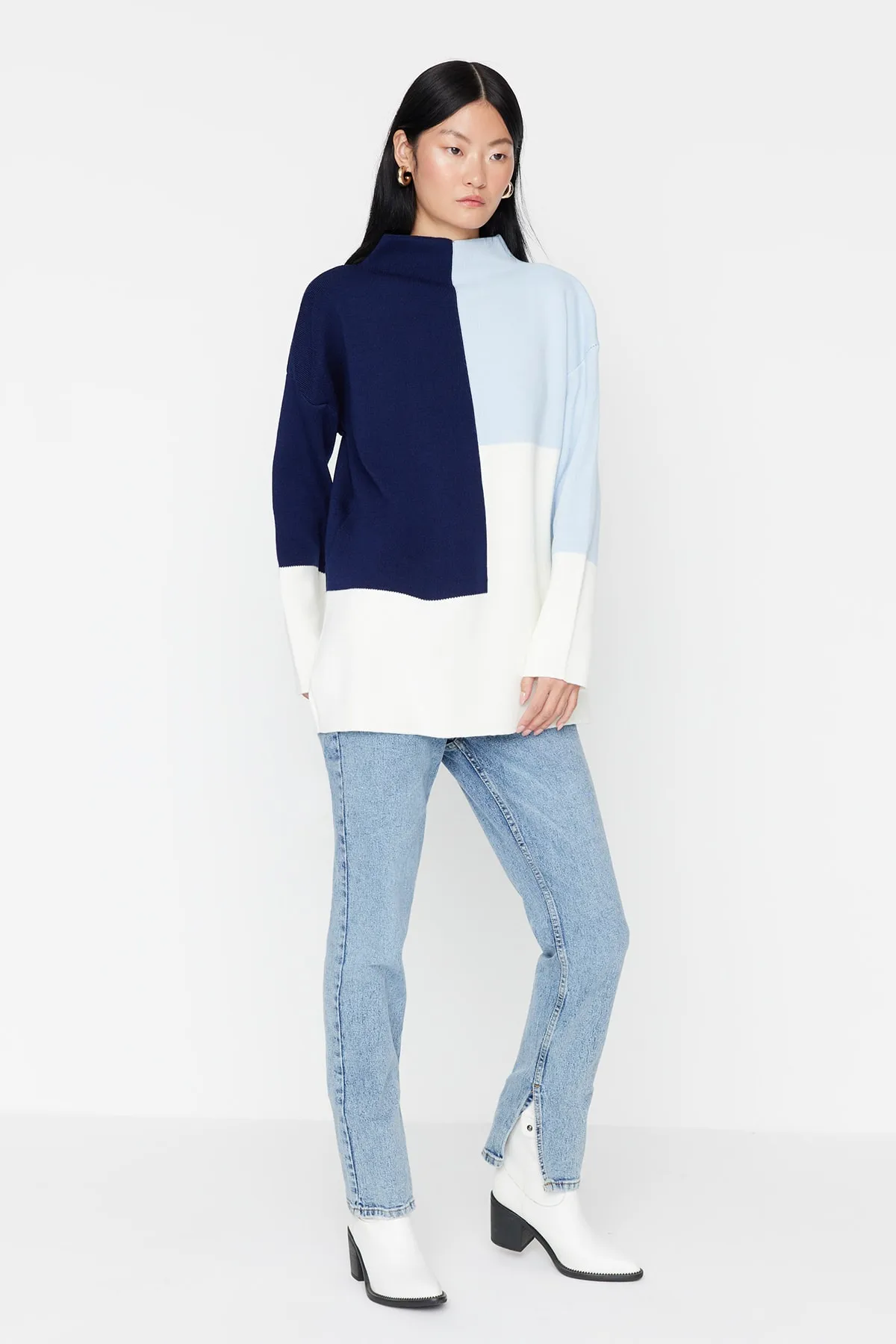 Trendyol Modest  Blauer, farbblockierter Strickpullover mit hohem Kragen TCTAW22AK0054
