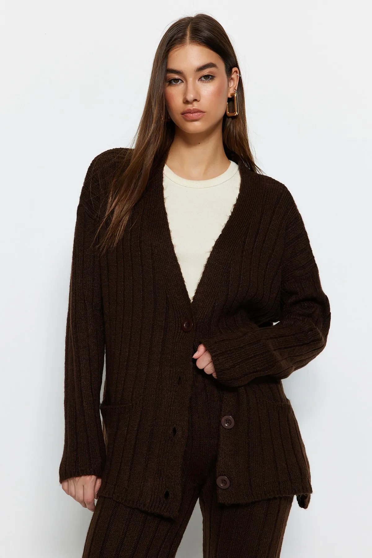 Trendyol Collection  Braunes, weit geschnittenes Set aus Oberteil und Unterteil aus weicher Strickware TWOAW22AU0128