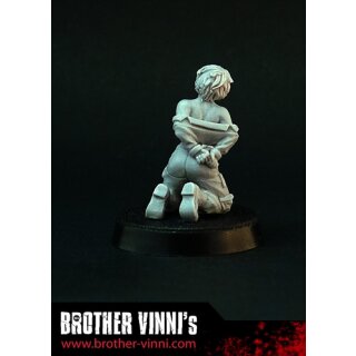 Female Reporter in trouble (28 mm)