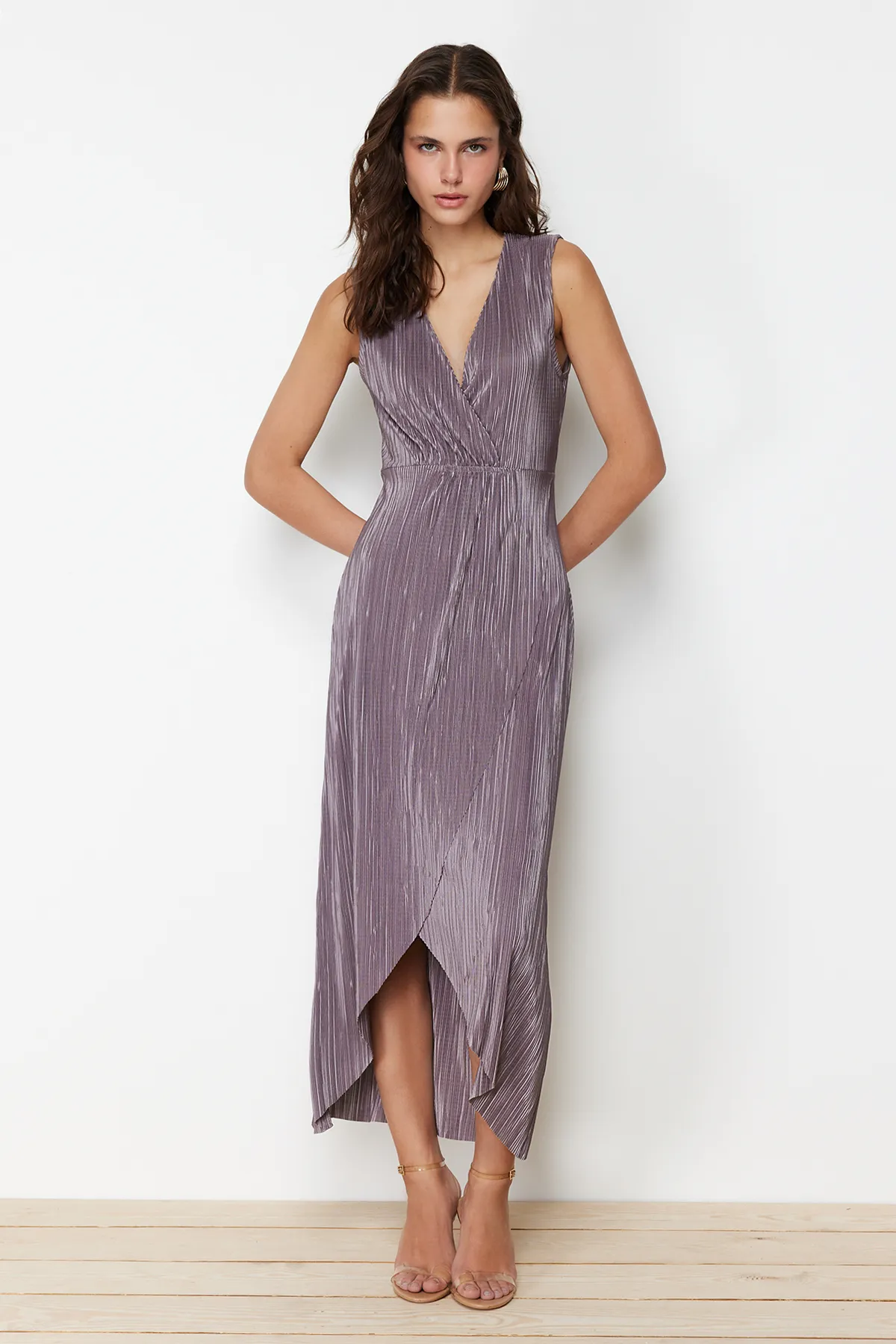 Trendyol Collection  Anthrazitfarbenes, plissiertes Midi-Maxikleid mit Zweireiher-Kragen TWOSS24EL00253