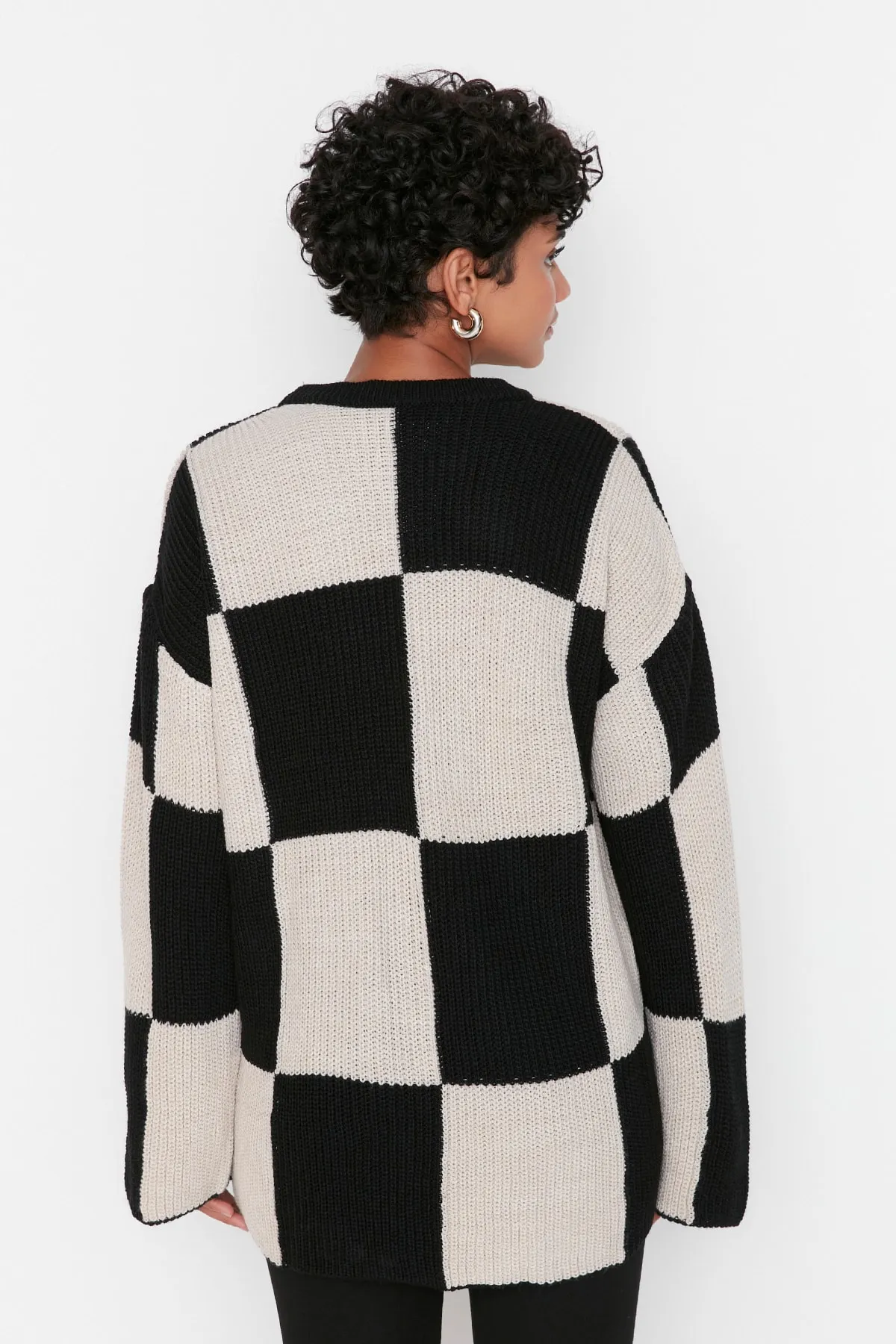 Trendyol Modest  Schwarzer, ecrufarbener Strickpullover mit Schachbrettmuster und Rundhalsausschnitt TCTAW23KZ00004