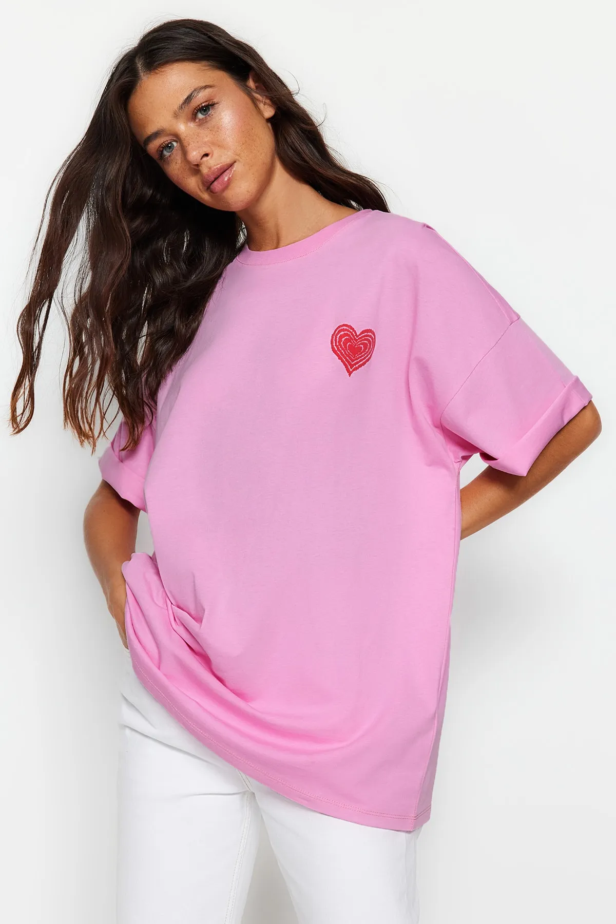 Trendyol Collection  Rosafarbenes Strick-T-Shirt aus 100 % Baumwolle mit geprägtem Print auf der Vorder- und Rückseite in Übergröße/weitem Muster TWOSS23TS00355