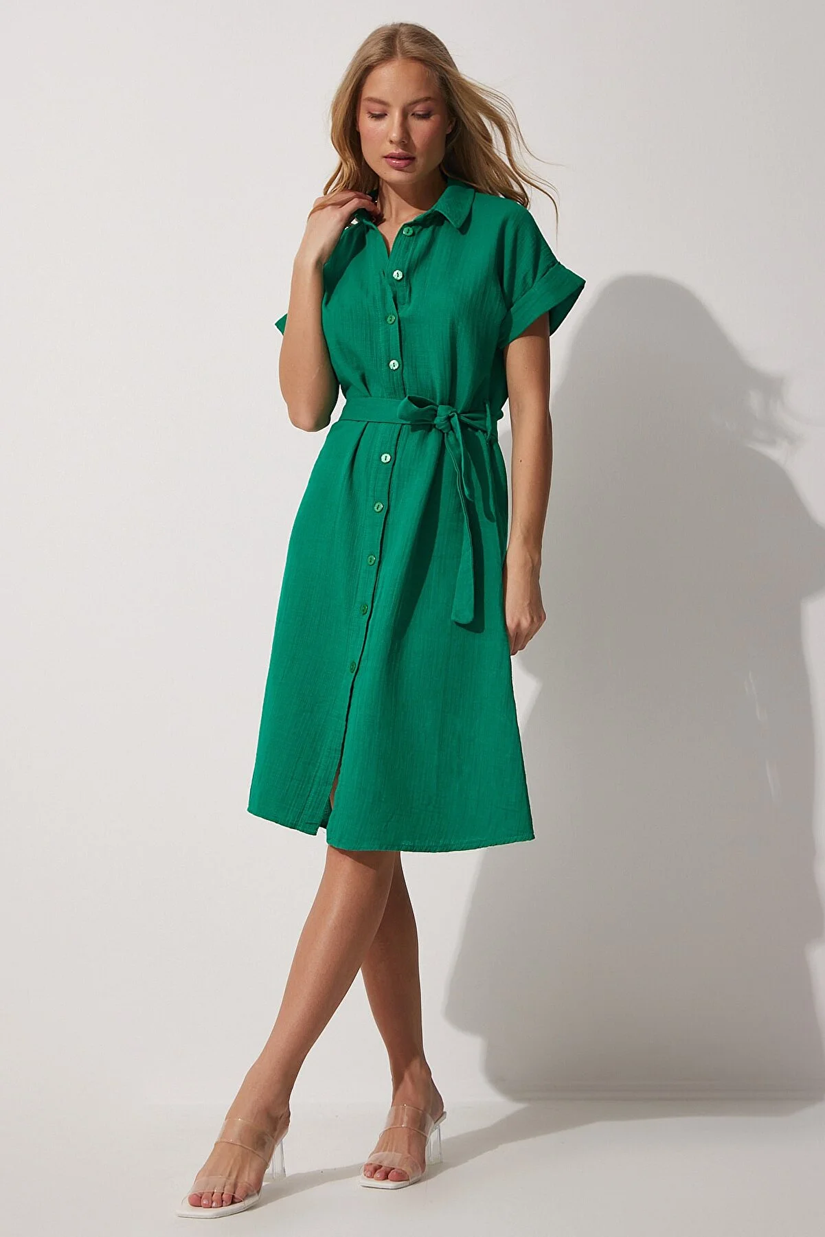 Happiness İstanbul  Grünes Leinenhemdkleid mit Gürtel für Damen MX00046