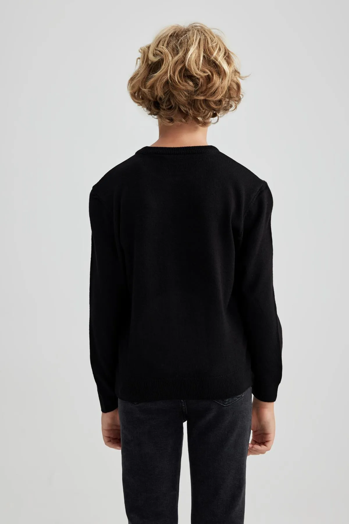 DeFacto  Strickpullover für Jungen mit normaler Passform und Rundhalsausschnitt