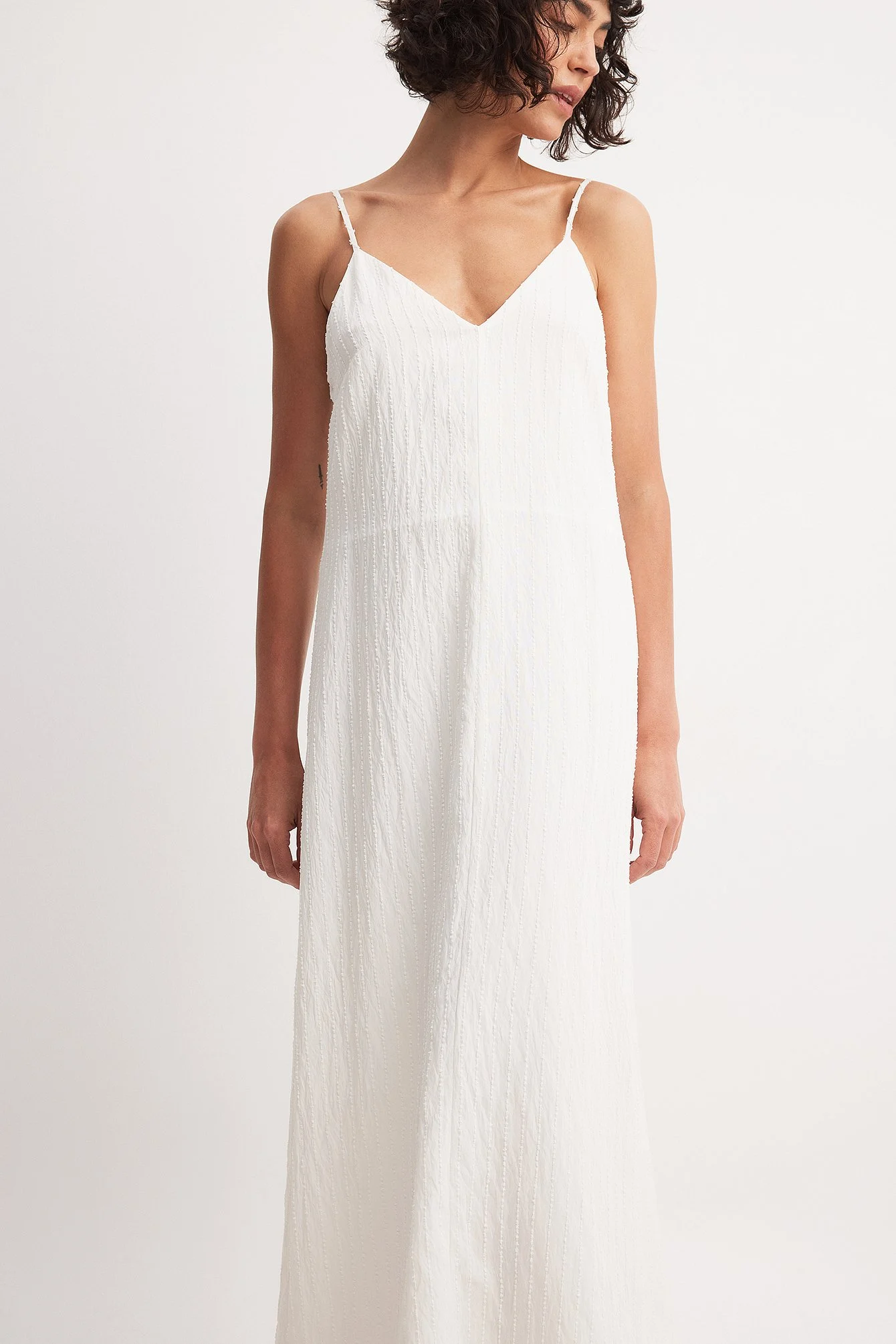 Texturiertes Midikleid mit Trägern und Streifen