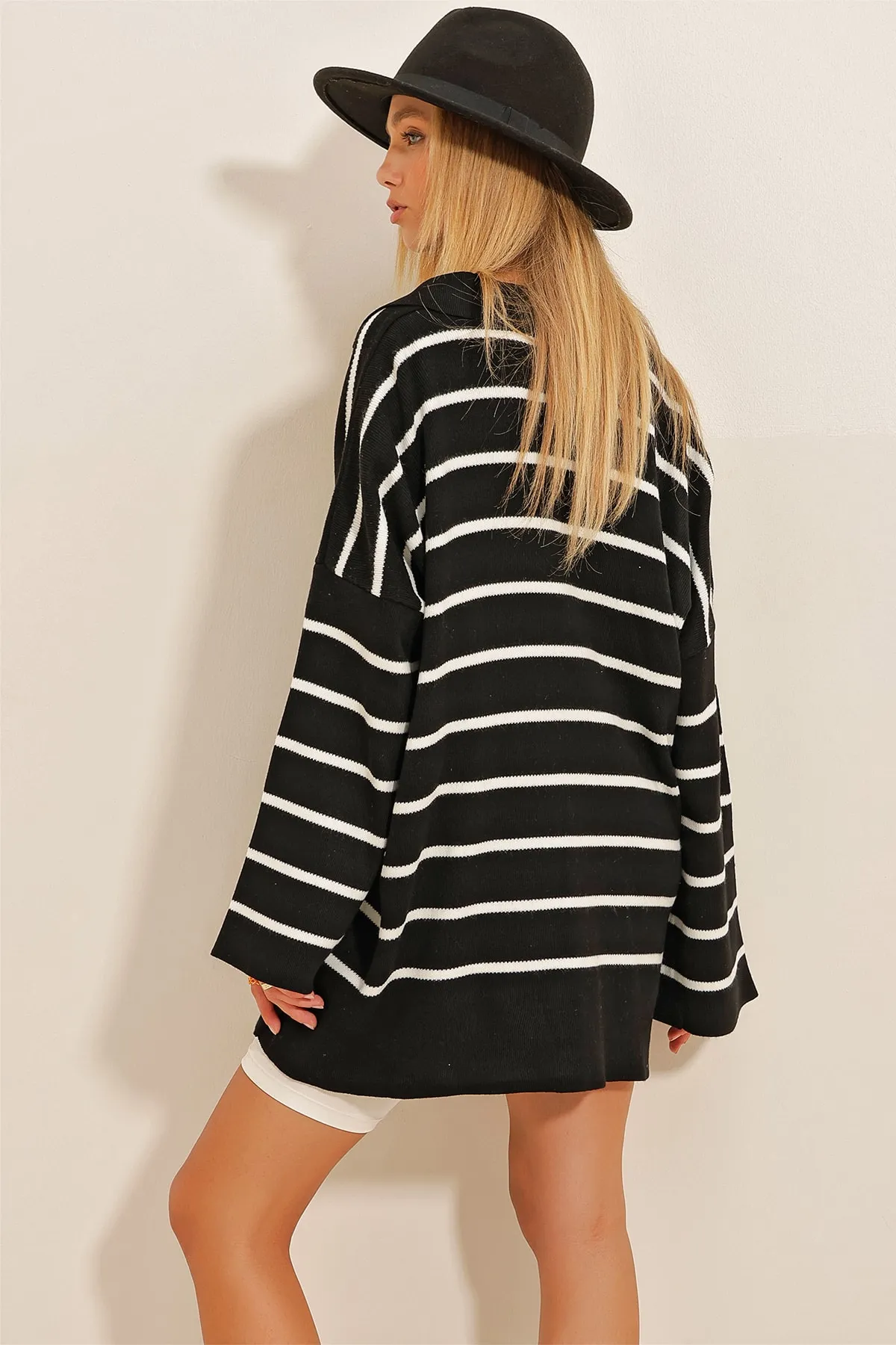 Trend Alaçatı Stili  Schwarzes Damen-Sweatshirt mit Polokragen, gestreift, lang, übergroß, dick, aus Strick ALC-X10774