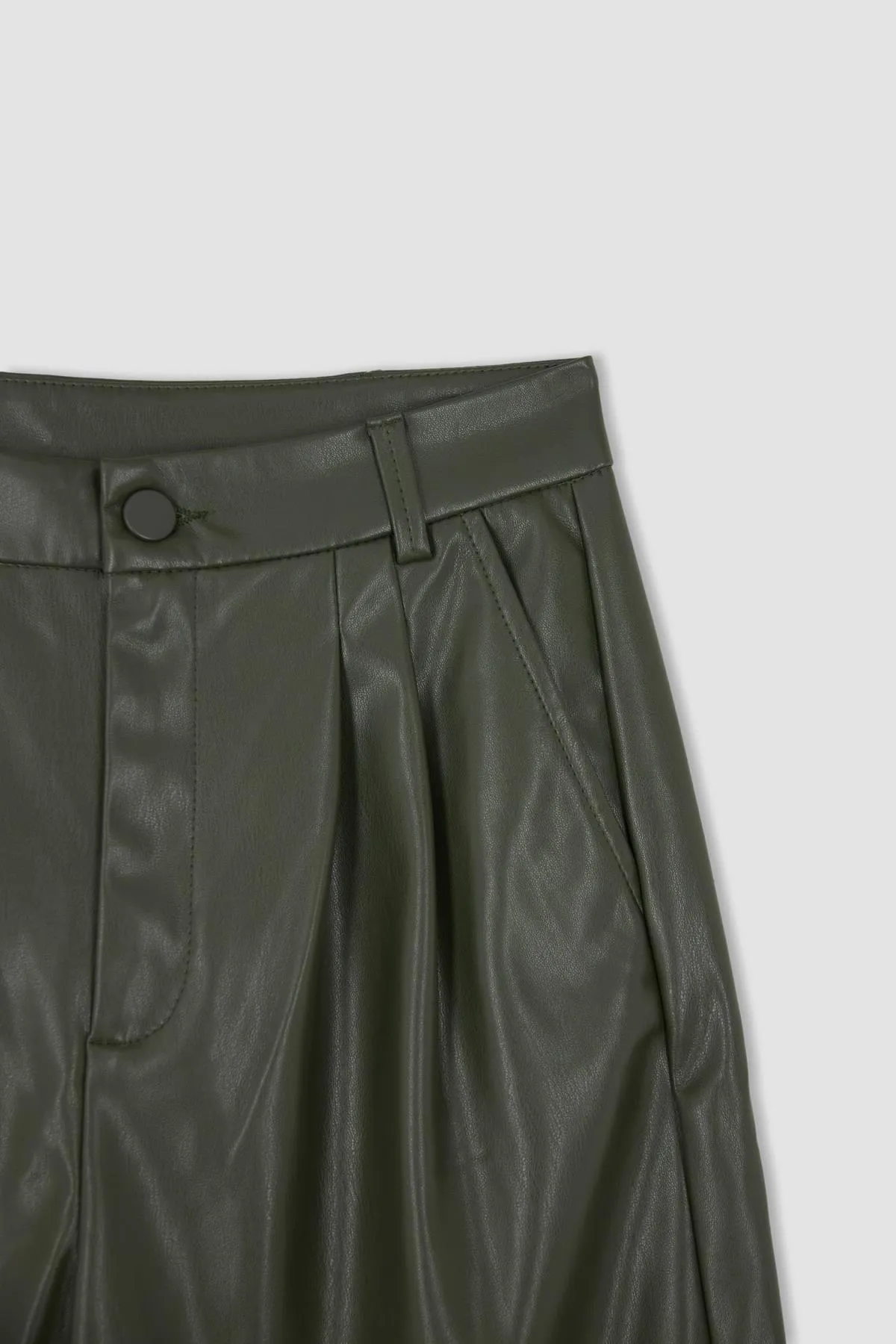 DeFacto  Karottenhose aus Kunstleder mit Taschen und Taschen