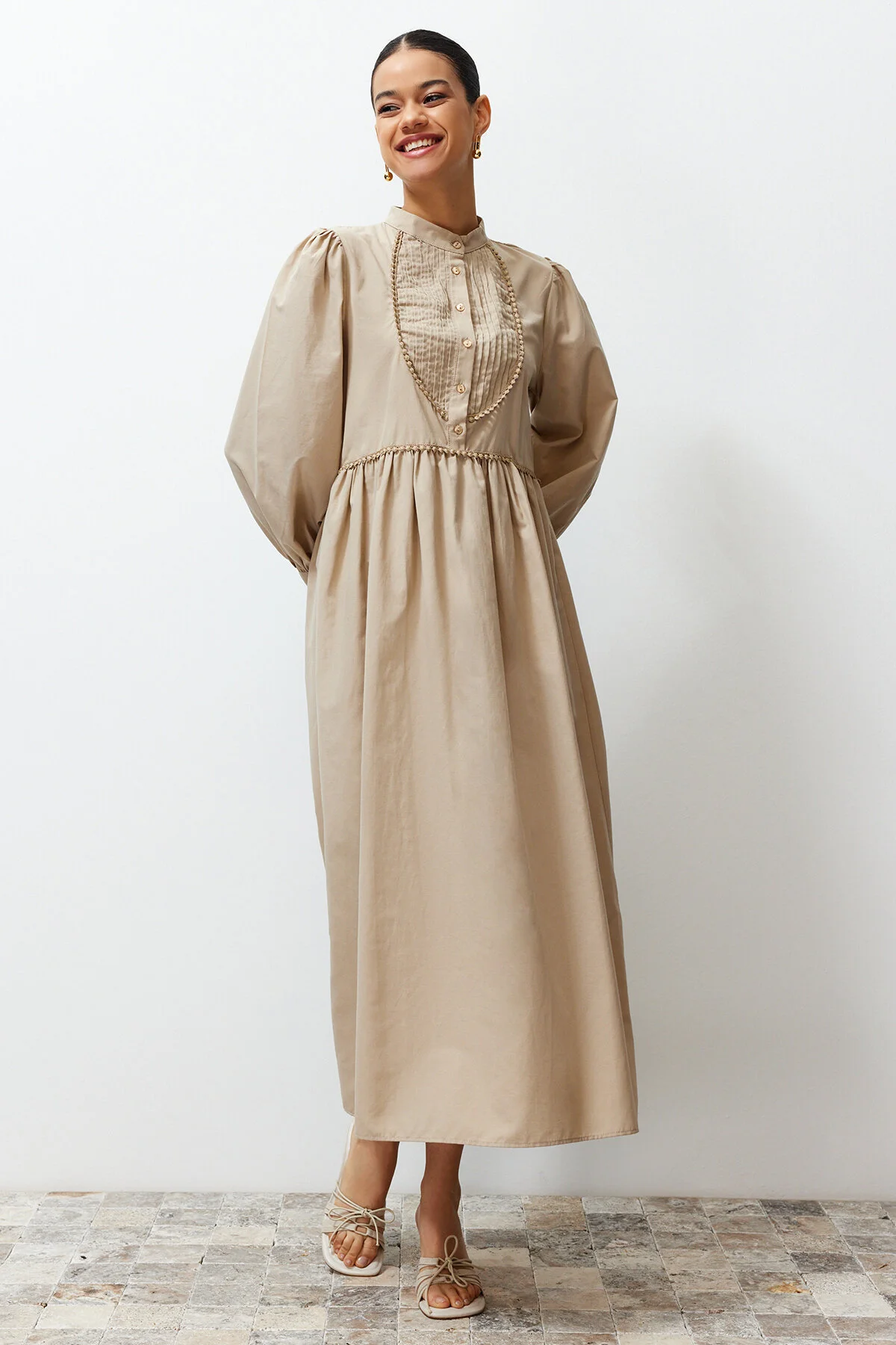 Trendyol Modest  Nerzfarbenes, gewebtes Kleid mit Stehkragen, Ballonärmeln, Knöpfen und Paspelierung TCTSS24EB00129