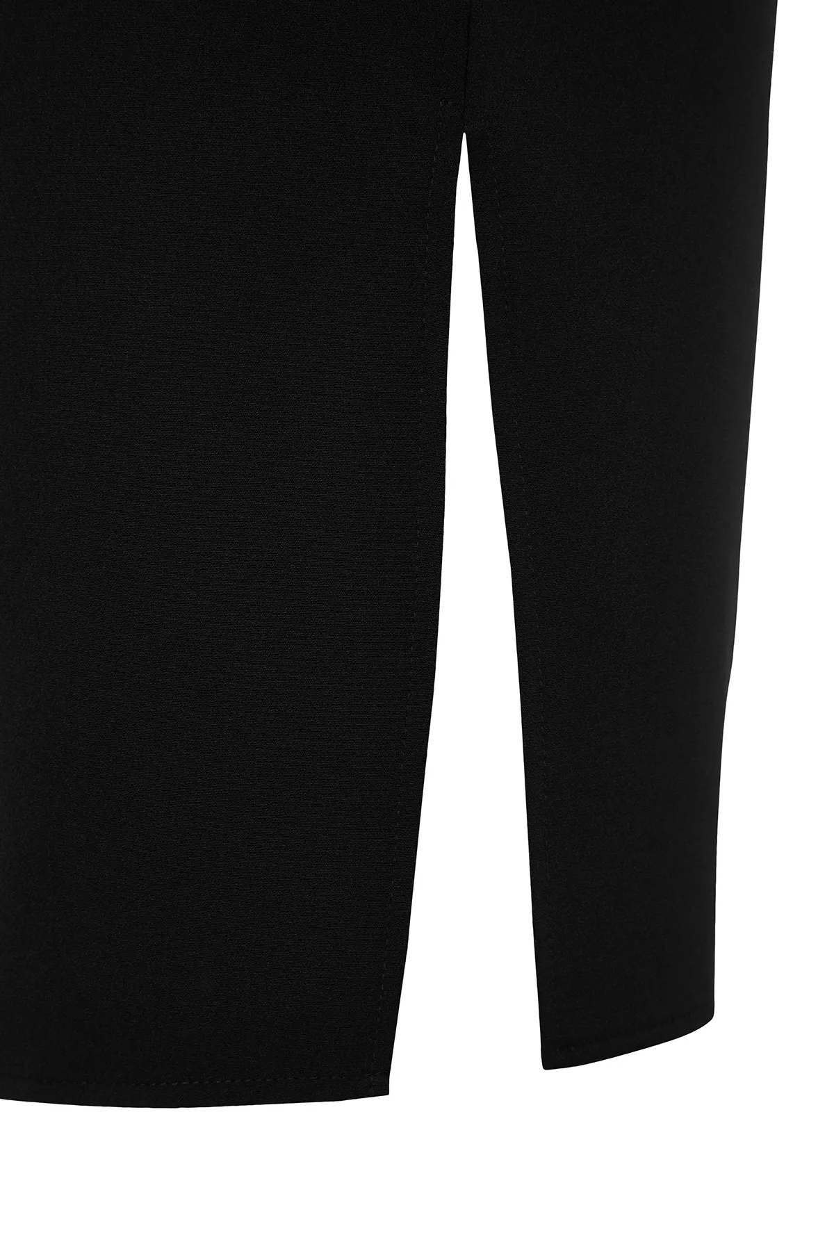 Trendyol Curve  Schwarzes, schlichtes, figurbetontes Mini-Webkleid in Übergröße TBBAW24AH00089