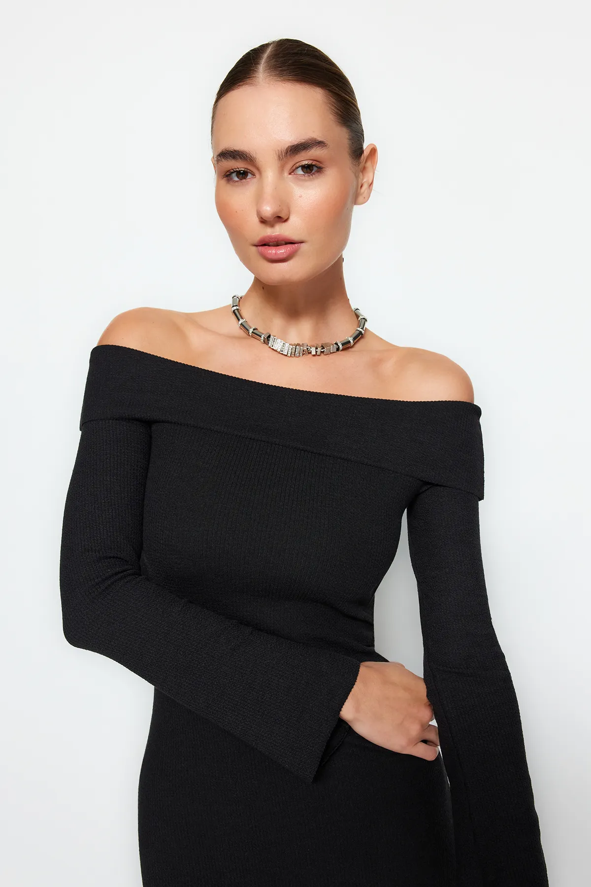 Trendyol Collection  Schwarzes tailliertes/tailliertes Carmen-Kragen-Midi-Bleistiftkleid aus flexiblem Strick mit weicher Struktur TWOAW24EL00803