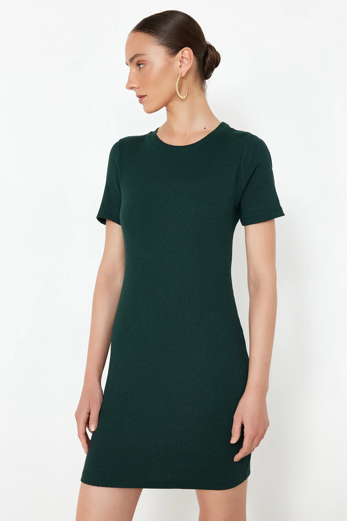 Trendyol Collection  Smaragdgrünes, figurbetontes Mini-Bleistiftkleid aus geripptem Strick mit Rundhalsausschnitt TWOSS19AD0053