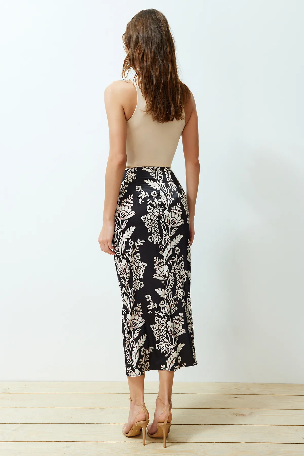 Trendyol Collection  Mehrfarbiger, zweireihiger Midirock aus gewebtem Satin mit Bindedetail vorne TWOSS24ET00128
