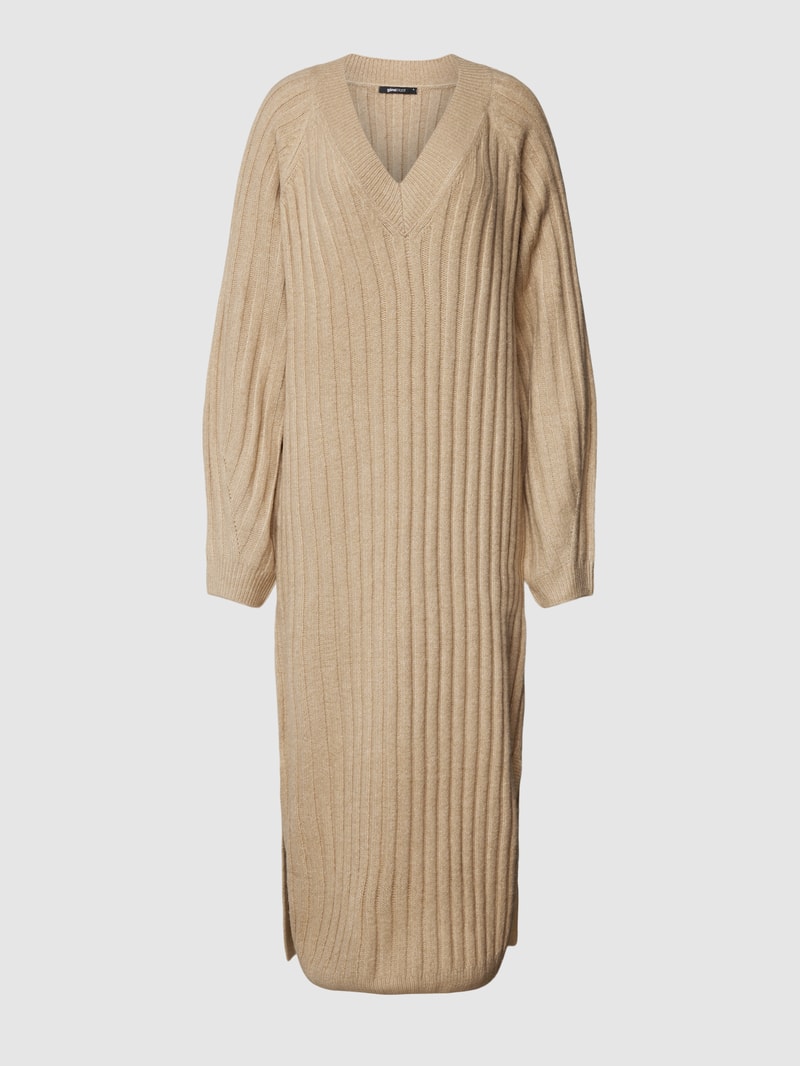 Strickkleid mit V-Ausschnitt und Seitenschlitzen in beige
