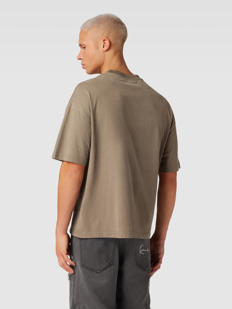 T-Shirt mit Label-Stitching und überschnittenen Schultern in anthrazit