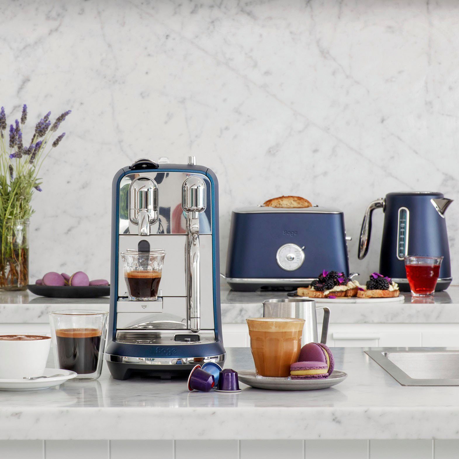 Nespresso Kapselmaschine Creatista Plus SNE800DBL mit Edelstahl-Milchkanne, inkl. Willkommenspaket mit 14 Kapseln